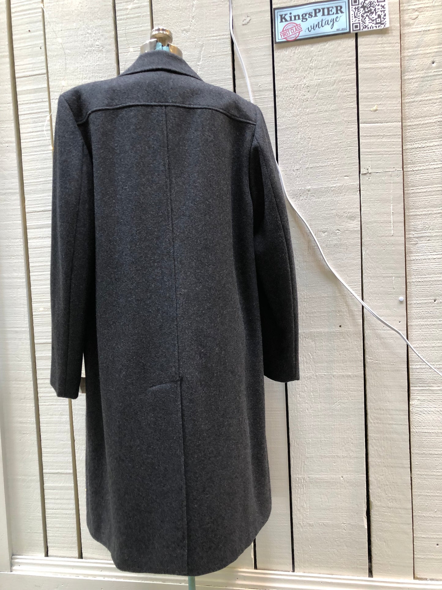 Kingspier Vintage - Vintage Croydon grey Lambswool blend (75% lambswool/ 20% nylon/ 5% other) Via Rail coat with VIA button closures and front pockets.
Size 40 Reg.