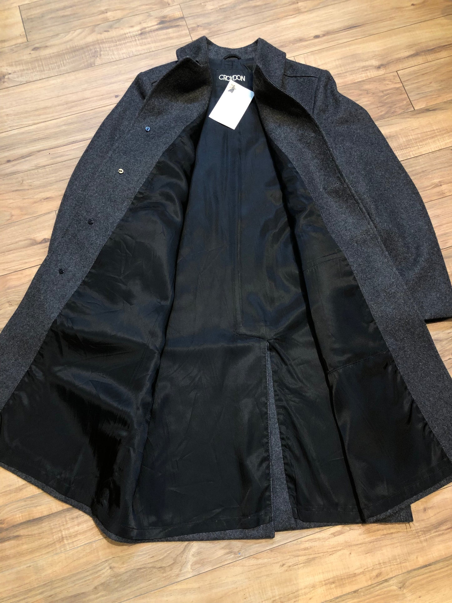 Kingspier Vintage - Vintage Croydon grey Lambswool blend (75% lambswool/ 20% nylon/ 5% other) Via Rail coat with VIA button closures and front pockets.
Size 40 Reg.