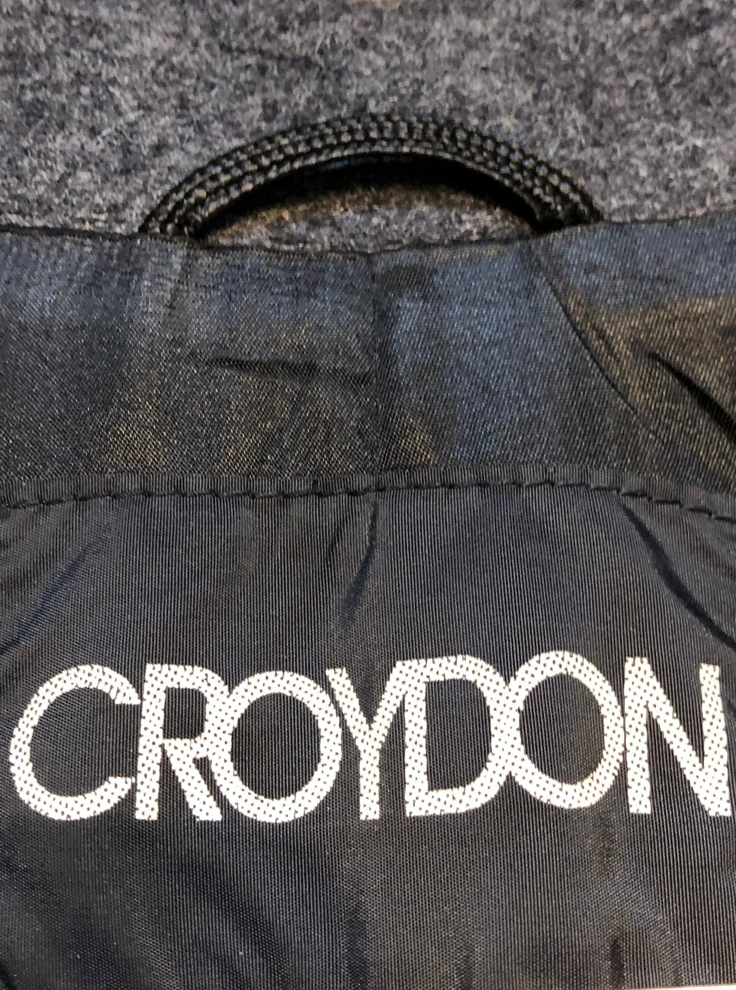 Kingspier Vintage - Vintage Croydon grey Lambswool blend (75% lambswool/ 20% nylon/ 5% other) Via Rail coat with VIA button closures and front pockets.
Size 40 Reg.