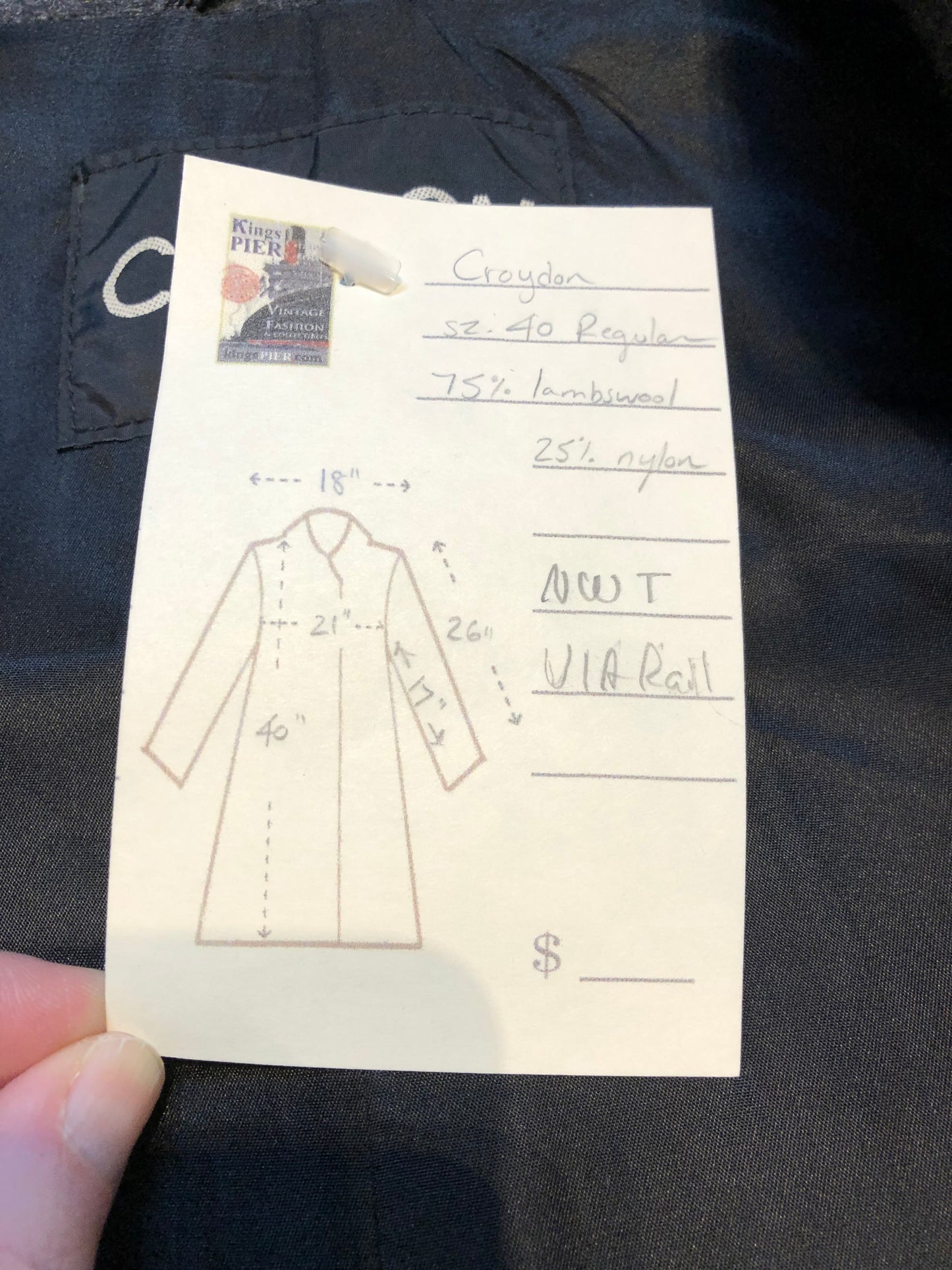 Kingspier Vintage - Vintage Croydon grey Lambswool blend (75% lambswool/ 20% nylon/ 5% other) Via Rail coat with VIA button closures and front pockets.
Size 40 Reg.
