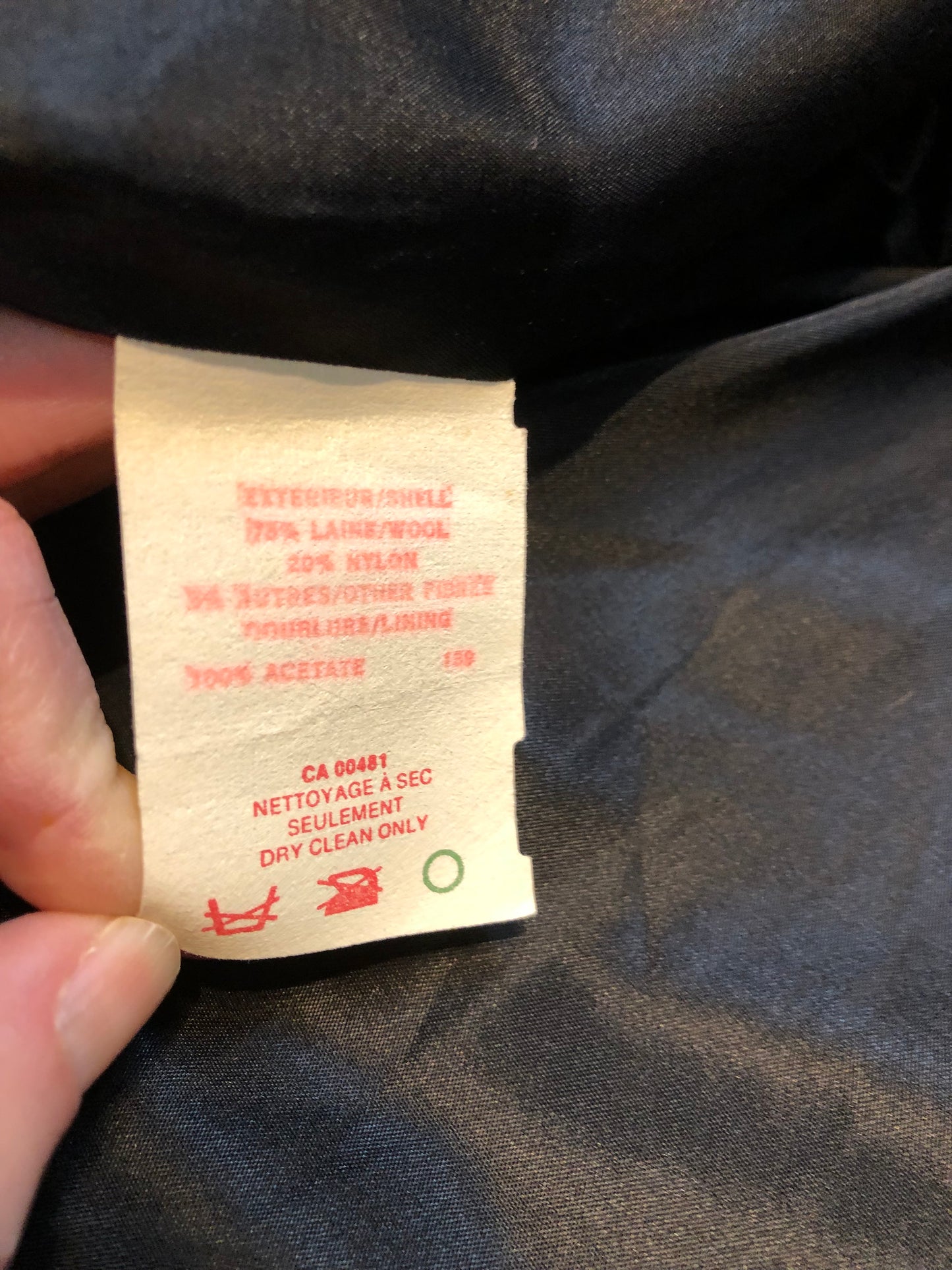 Kingspier Vintage - Vintage Croydon grey Lambswool blend (75% lambswool/ 20% nylon/ 5% other) Via Rail coat with VIA button closures and front pockets.
Size 40 Reg.