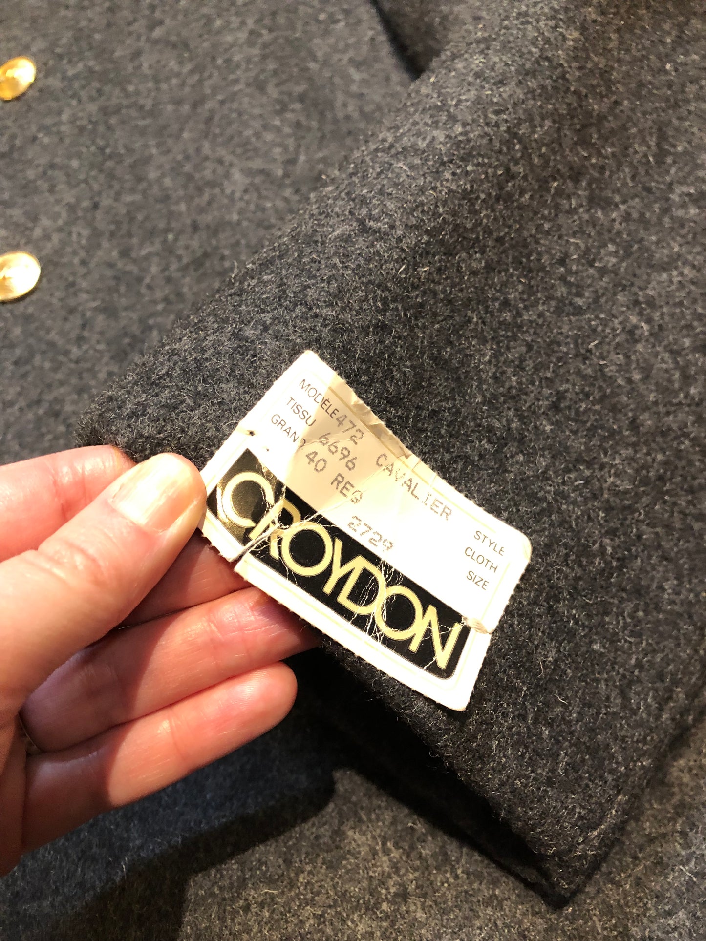 Kingspier Vintage - Vintage Croydon grey Lambswool blend (75% lambswool/ 20% nylon/ 5% other) Via Rail coat with VIA button closures and front pockets.
Size 40 Reg.