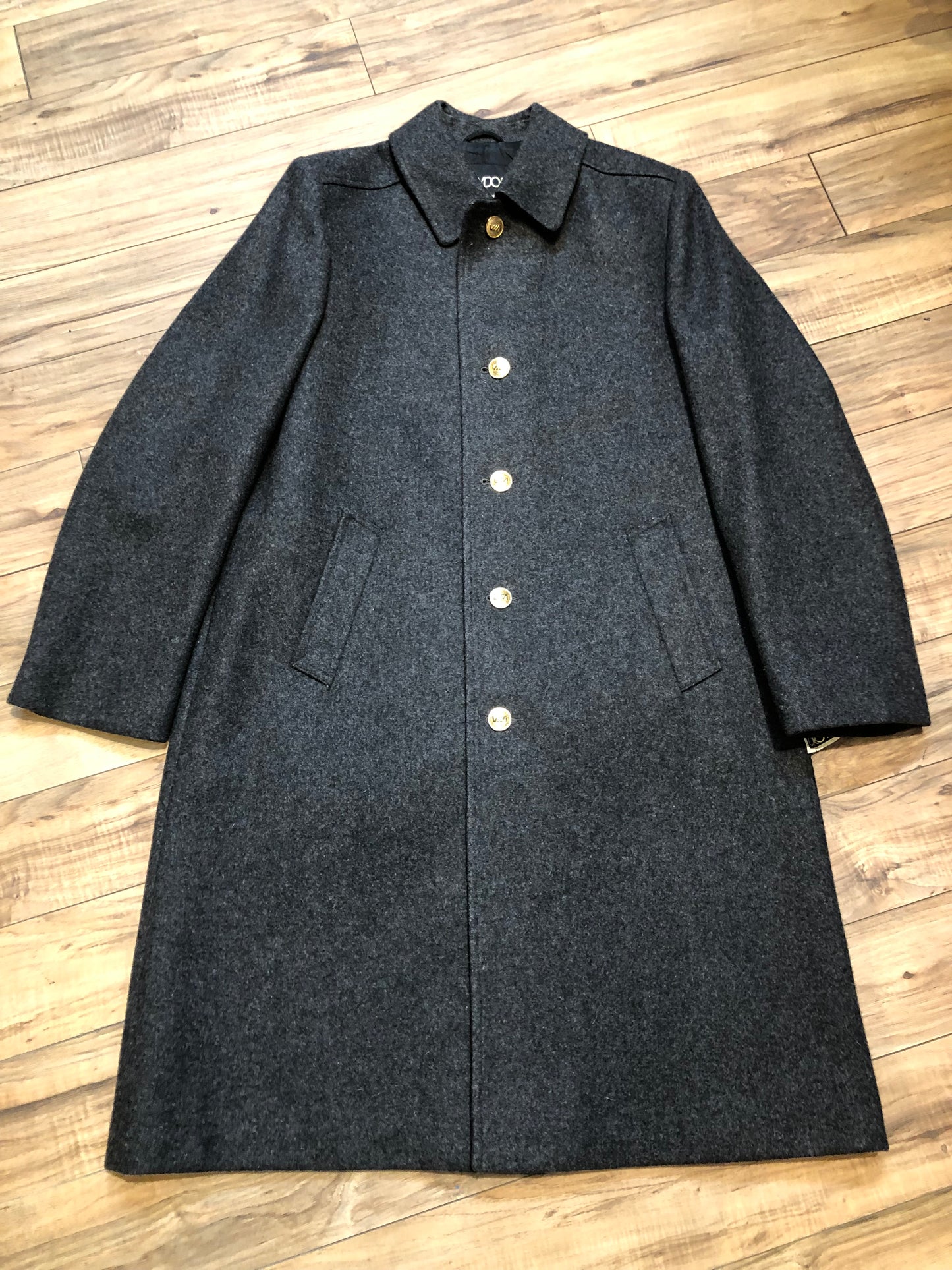 Kingspier Vintage - Vintage Croydon grey Lambswool blend (75% lambswool/ 20% nylon/ 5% other) Via Rail coat with VIA button closures and front pockets.
Size 40 Reg.