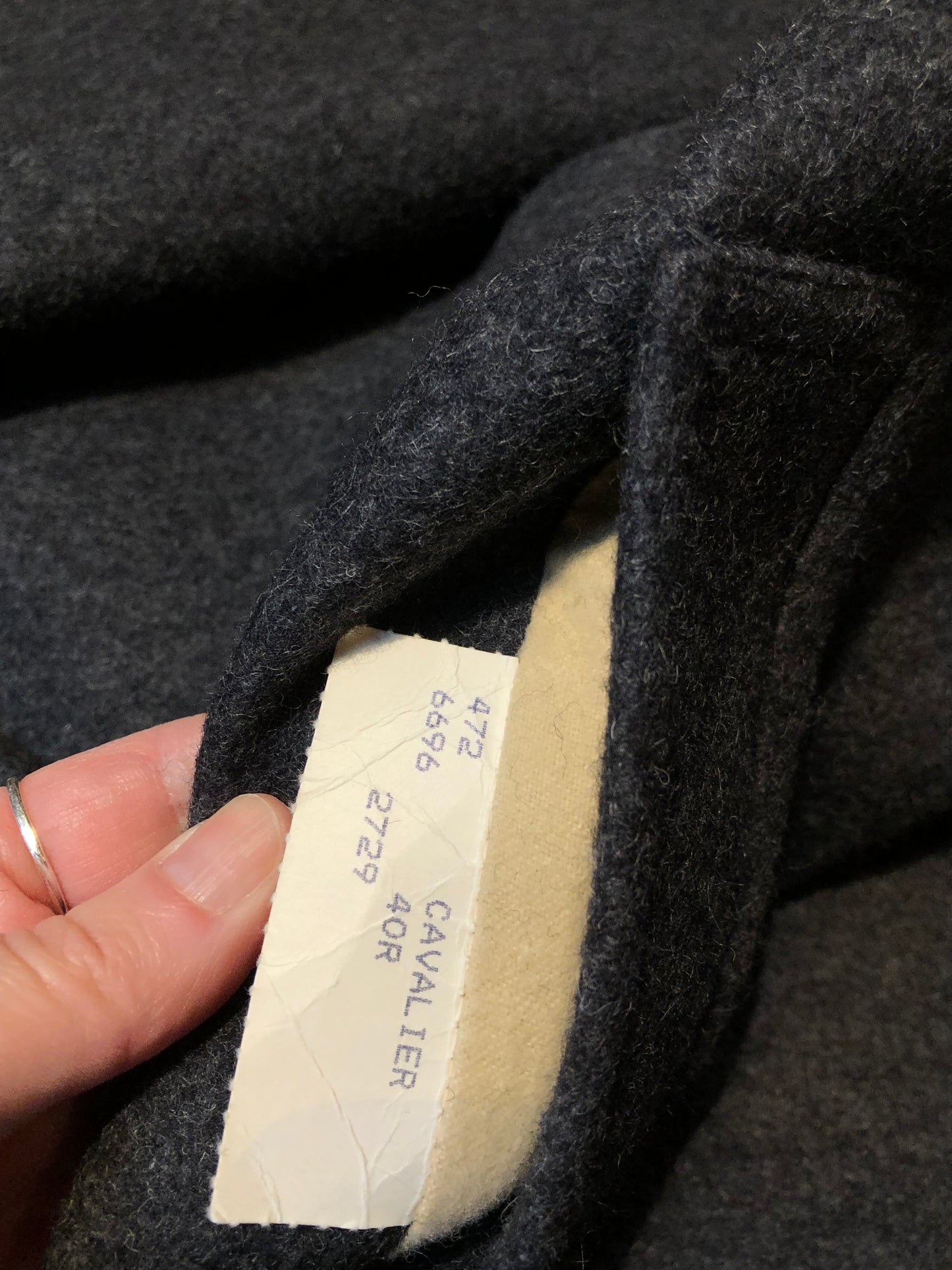 Kingspier Vintage - Vintage Croydon grey Lambswool blend (75% lambswool/ 20% nylon/ 5% other) Via Rail coat with VIA button closures and front pockets.
Size 40 Reg.