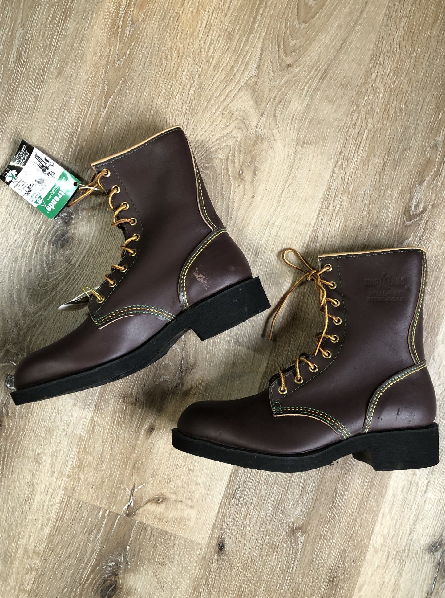 Vintage Kingtreads CSA approved 9 eyelet lace up work boots by Kaufman Footwear in brown with steel toe and steel plate insole to protect against injury, and oil resistant outsole. Made in Canada.
Size 7 Mens
The uppers and soles are in excellent condition. NWT.