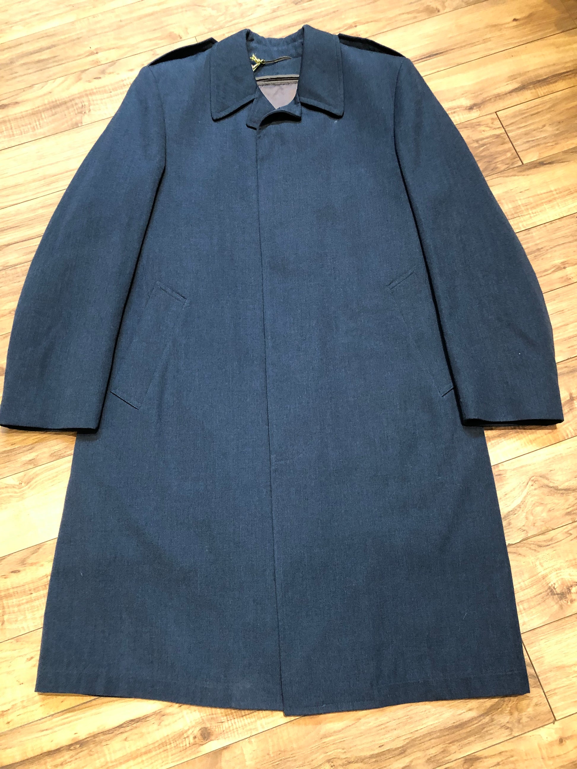 Kingspier Vintage - Vintage 90s Canadian Military Issue blue 100% wool all weather coat with removable quilted lining, button closures and two front pockets.
Made by Canadian Sportswear LTD.