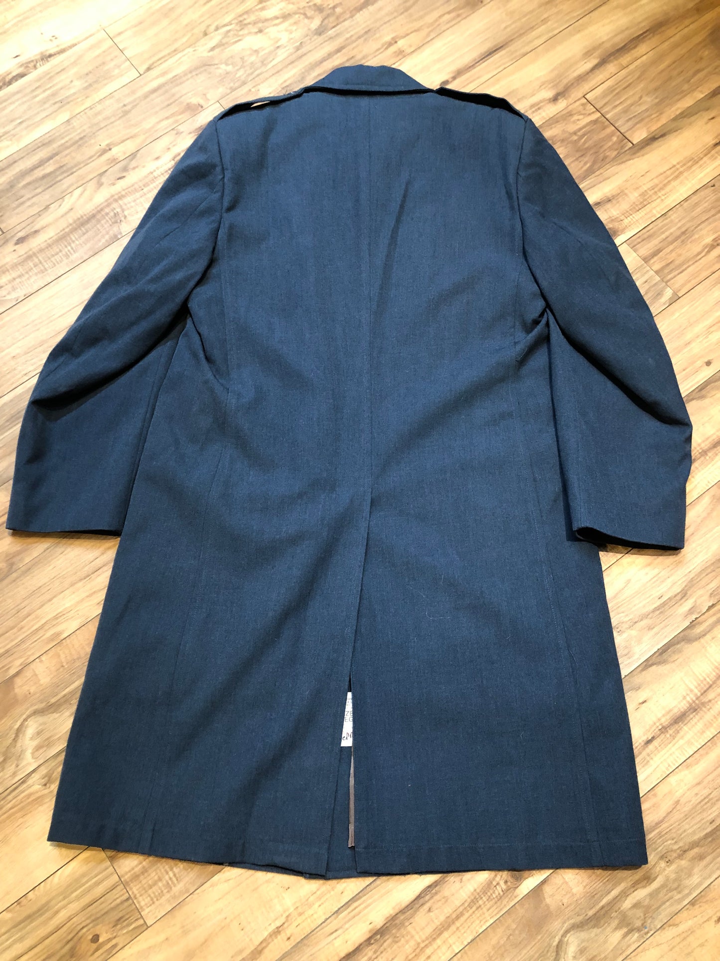 Kingspier Vintage - Vintage 90s Canadian Military Issue blue 100% wool all weather coat with removable quilted lining, button closures and two front pockets.
Made by Canadian Sportswear LTD.