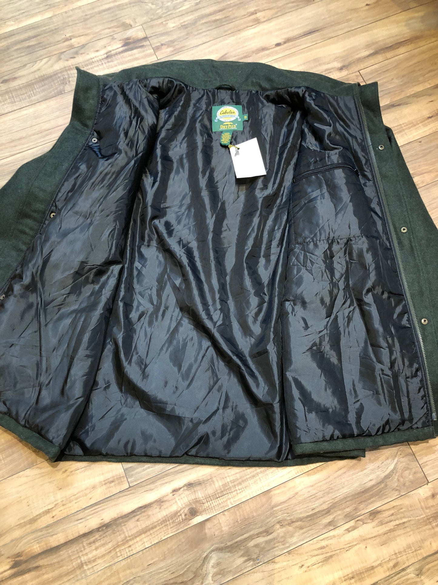 Kingspier Vintage - Cabela’s Dry Plus green 100% wool hunting jacket with snap and zipper closures, four front pockets and one back pocket.
Size 3XL Tall.