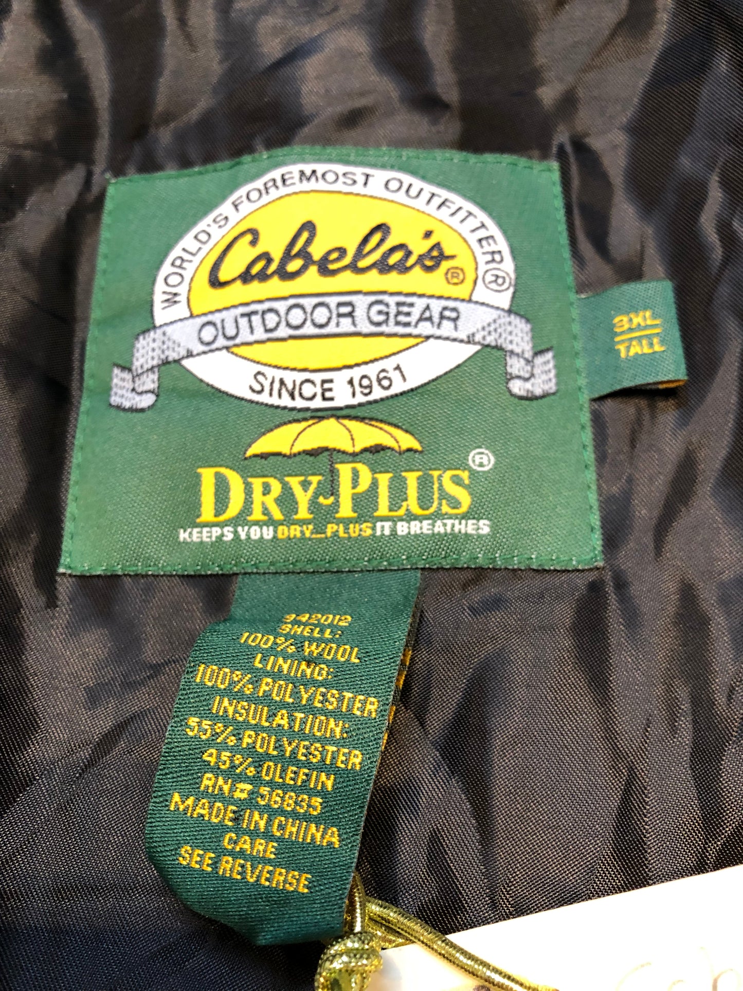 Kingspier Vintage - Cabela’s Dry Plus green 100% wool hunting jacket with snap and zipper closures, four front pockets and one back pocket.
Size 3XL Tall.