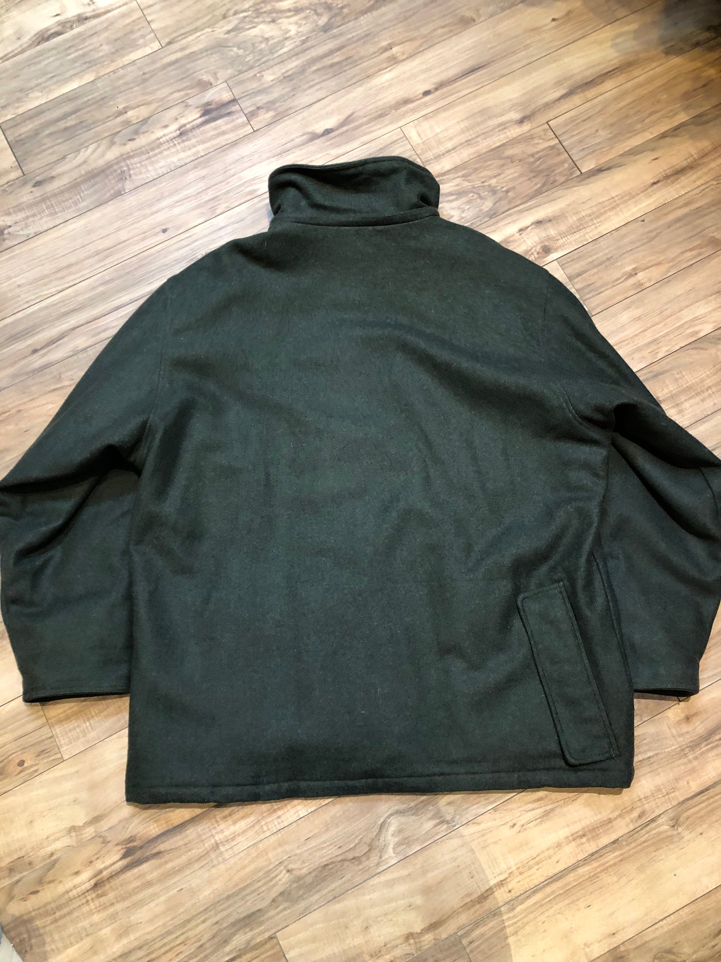 Kingspier Vintage - Cabela’s Dry Plus green 100% wool hunting jacket with snap and zipper closures, four front pockets and one back pocket.
Size 3XL Tall.