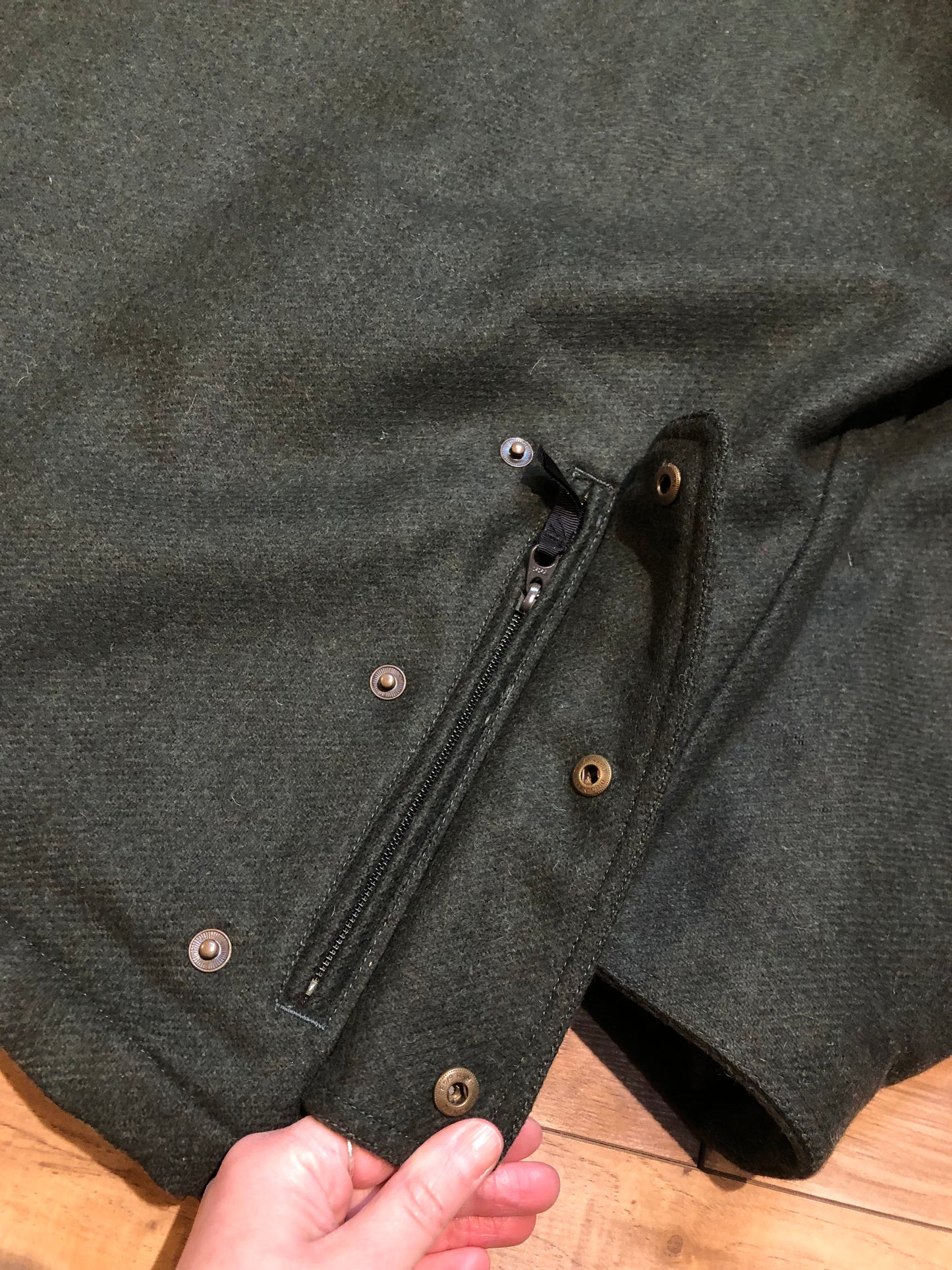 Kingspier Vintage - Cabela’s Dry Plus green 100% wool hunting jacket with snap and zipper closures, four front pockets and one back pocket.
Size 3XL Tall.
