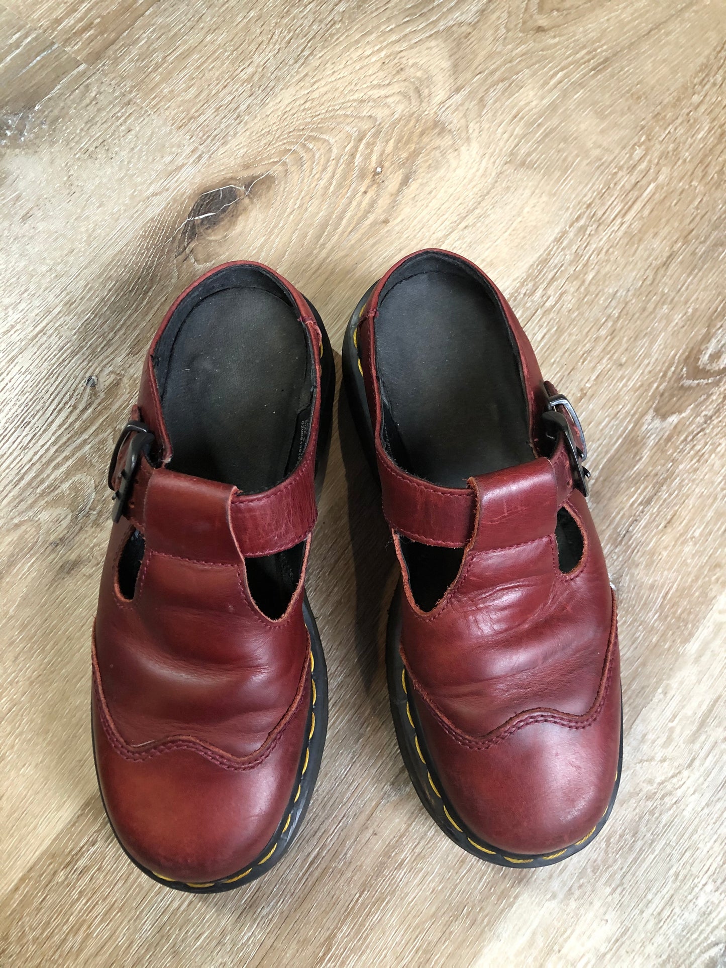 Vintage Doc Martens red smooth leather slip-on Mary Janes with Polley T-Bar strap and adjustable buckle, cap toe and air-cushioned sole. Made in England.
Size UK 6 or US 8 women’s
*Shoes are in great condition with some minor wear in leather upper and soles.