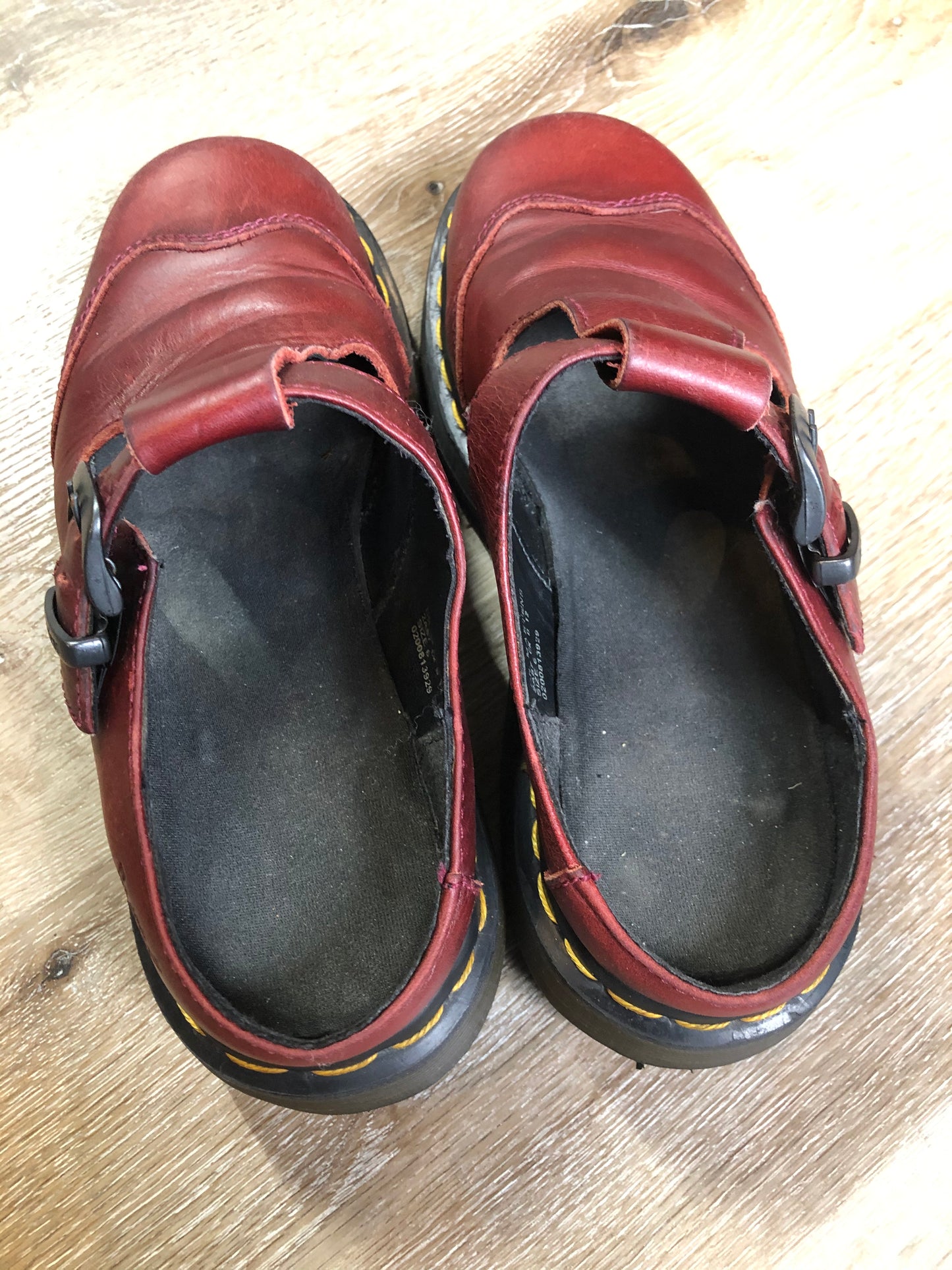 Vintage Doc Martens red smooth leather slip-on Mary Janes with Polley T-Bar strap and adjustable buckle, cap toe and air-cushioned sole. Made in England.
Size UK 6 or US 8 women’s
*Shoes are in great condition with some minor wear in leather upper and soles.
