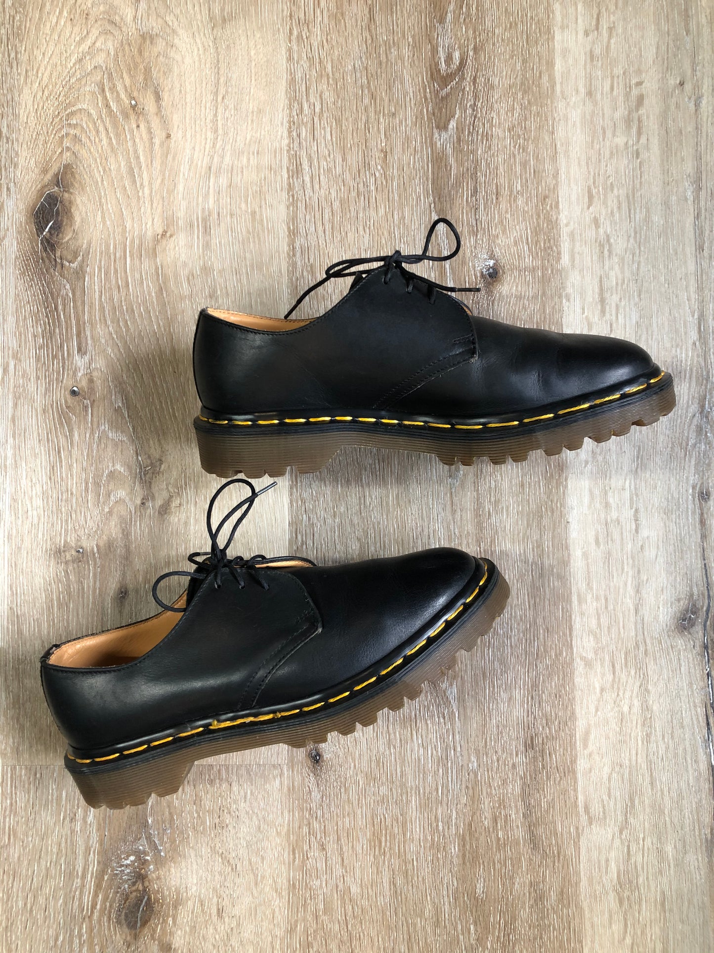 Vintage Doc Martens Originals 1461 black smooth leather oxford shoes with air cushioned sole. Made in England.
Size US 7 women’s
*Shoes are in excellent condition.