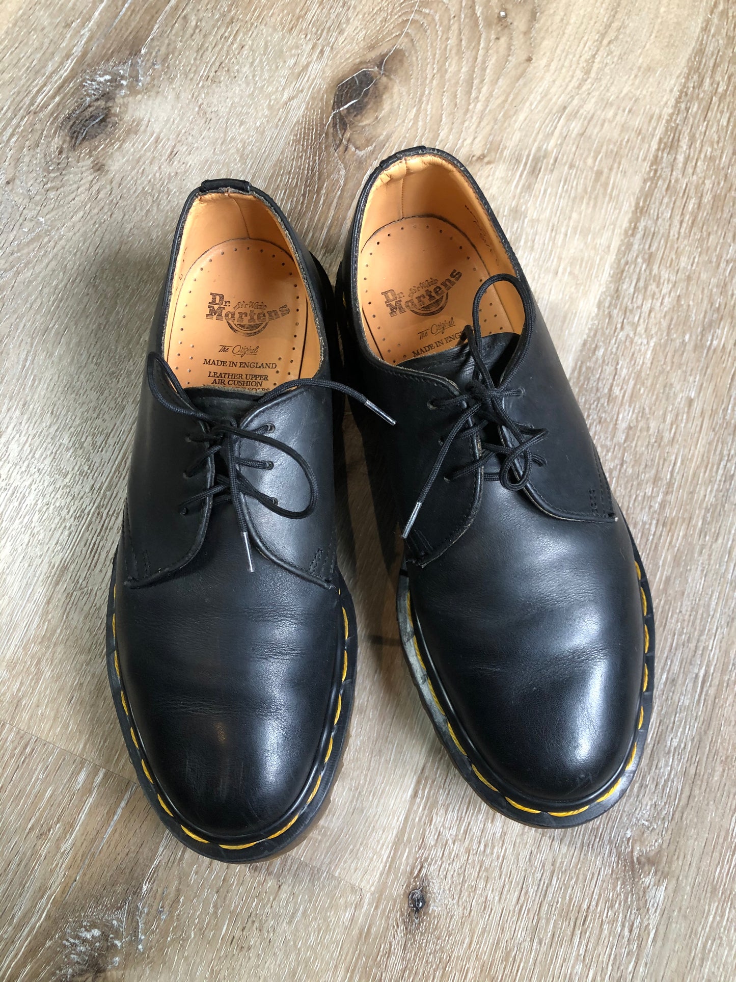 Vintage Doc Martens Originals 1461 black smooth leather oxford shoes with air cushioned sole. Made in England.
Size US 7 women’s
*Shoes are in excellent condition.