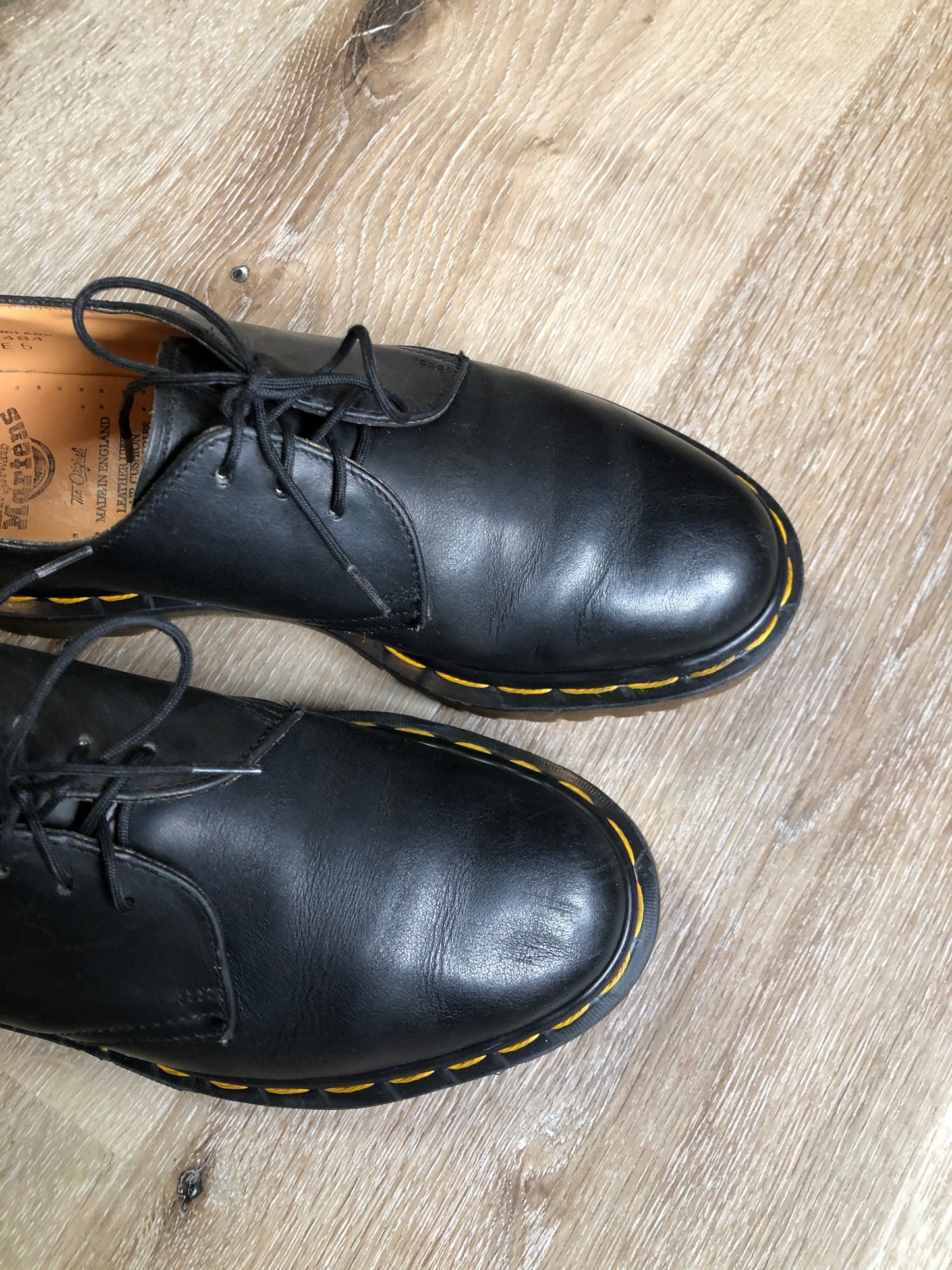 Vintage Doc Martens Originals 1461 black smooth leather oxford shoes with air cushioned sole. Made in England.
Size US 7 women’s
*Shoes are in excellent condition.
