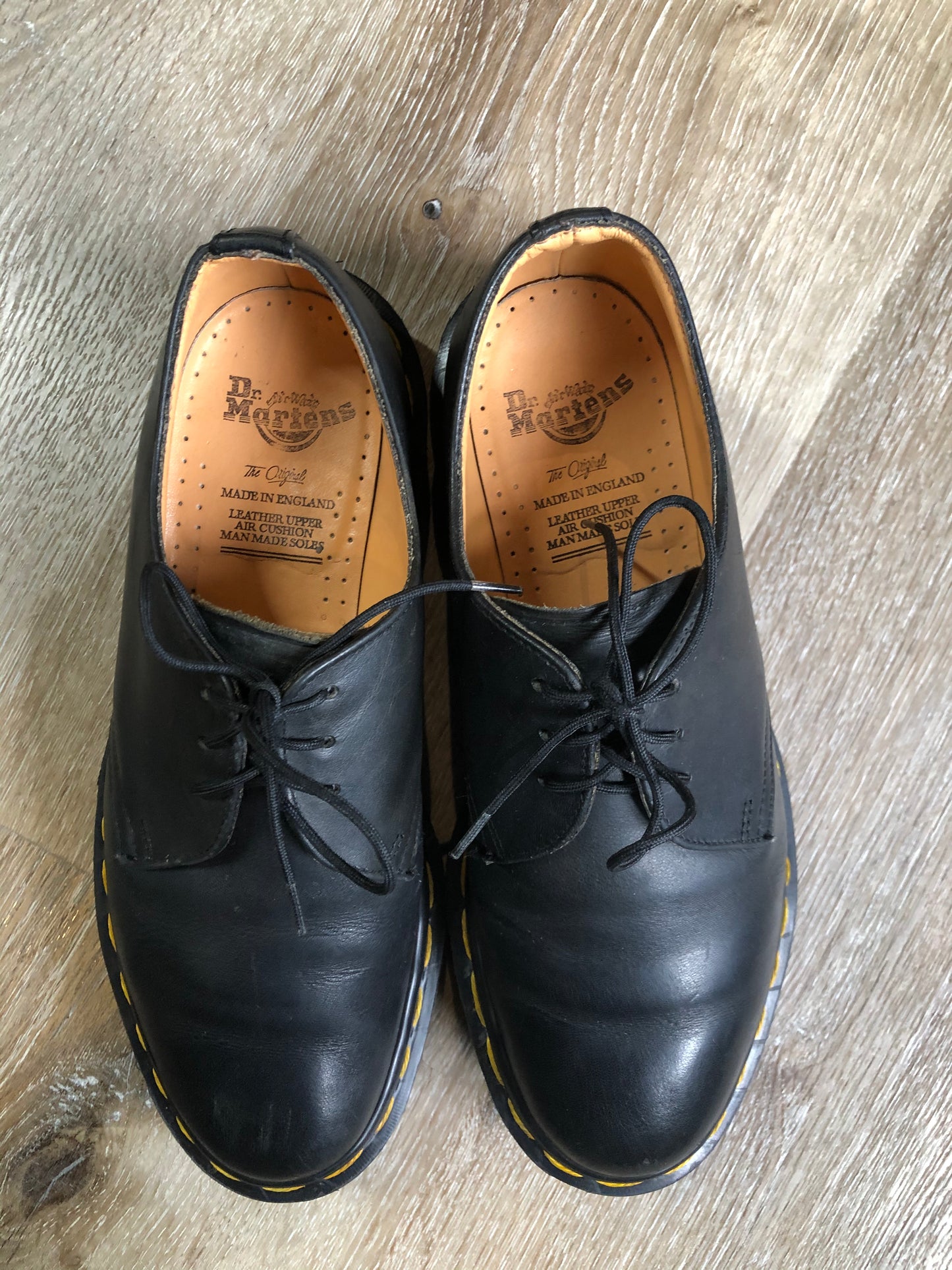 Vintage Doc Martens Originals 1461 black smooth leather oxford shoes with air cushioned sole. Made in England.
Size US 7 women’s
*Shoes are in excellent condition.