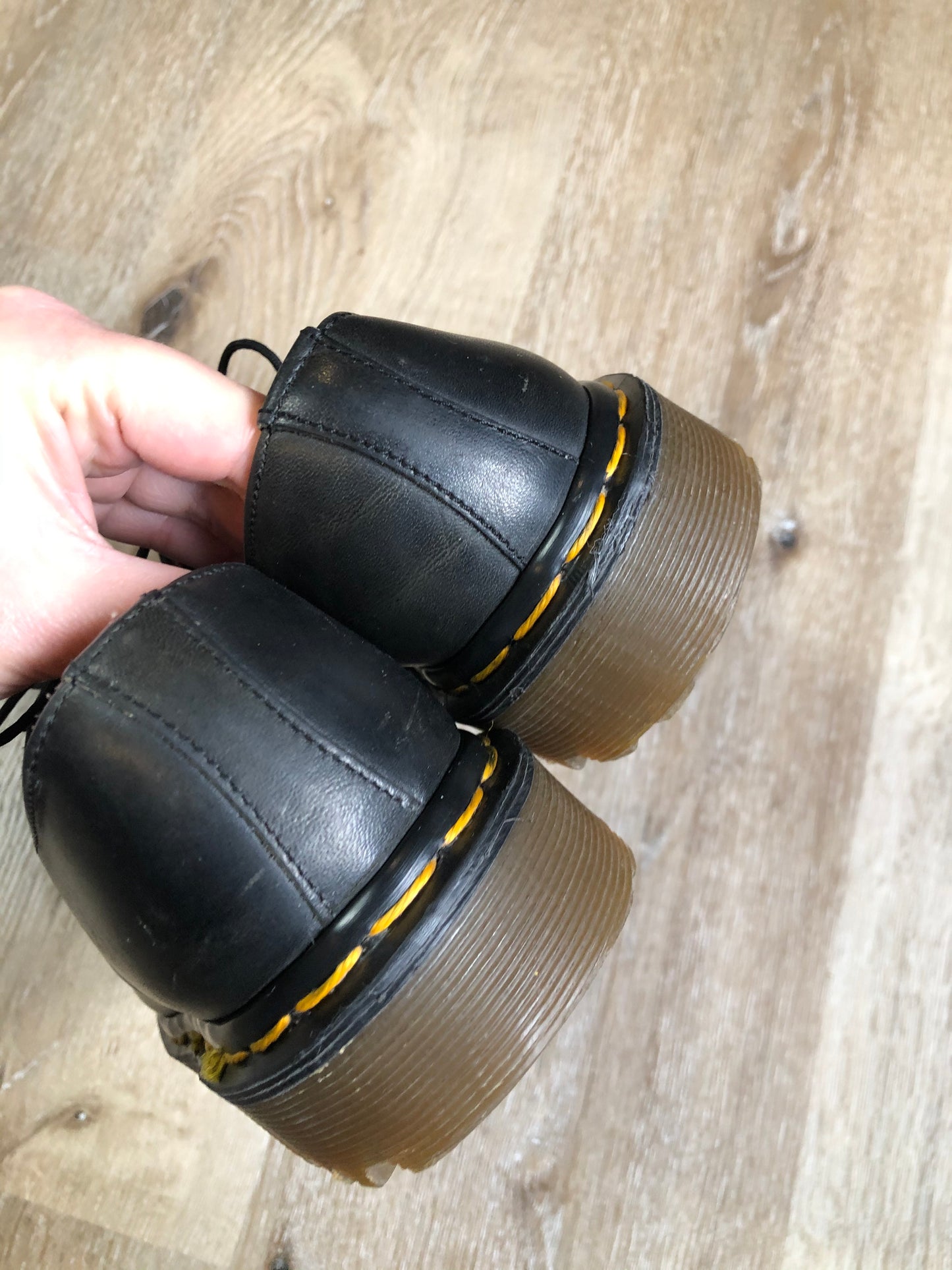 Vintage Doc Martens Originals 1461 black smooth leather oxford shoes with air cushioned sole. Made in England.
Size US 7 women’s
*Shoes are in excellent condition.