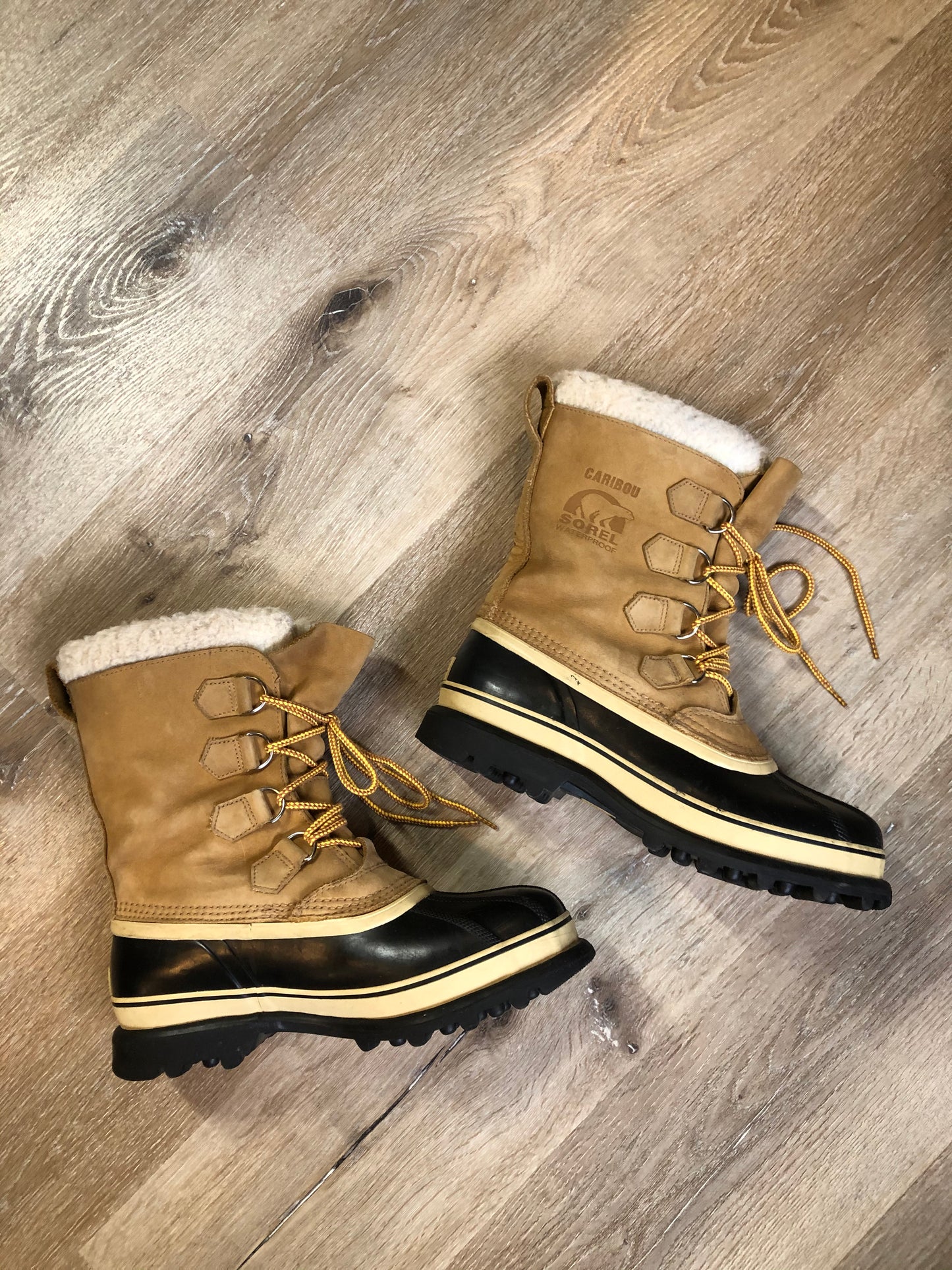 Sorel Caribou storm boots with wool insulation lining, waterproof construction and rubber outsole.
Size 8 Womens
The uppers and soles are in excellent condition.