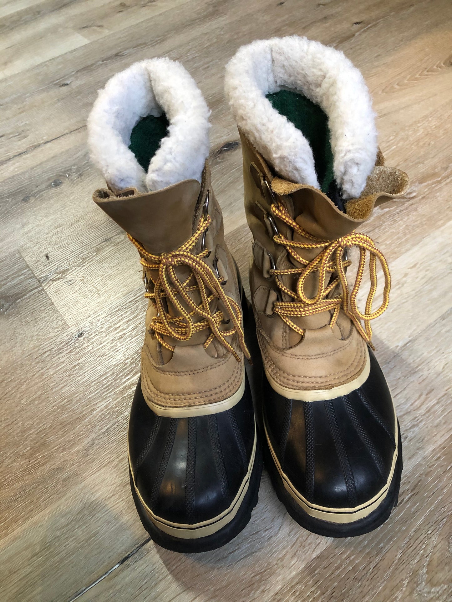 Sorel Caribou storm boots with wool insulation lining, waterproof construction and rubber outsole.
Size 8 Womens
The uppers and soles are in excellent condition.