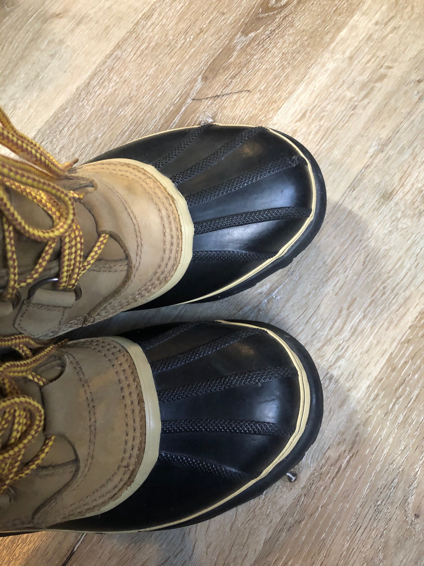 Sorel Caribou storm boots with wool insulation lining, waterproof construction and rubber outsole.
Size 8 Womens
The uppers and soles are in excellent condition.