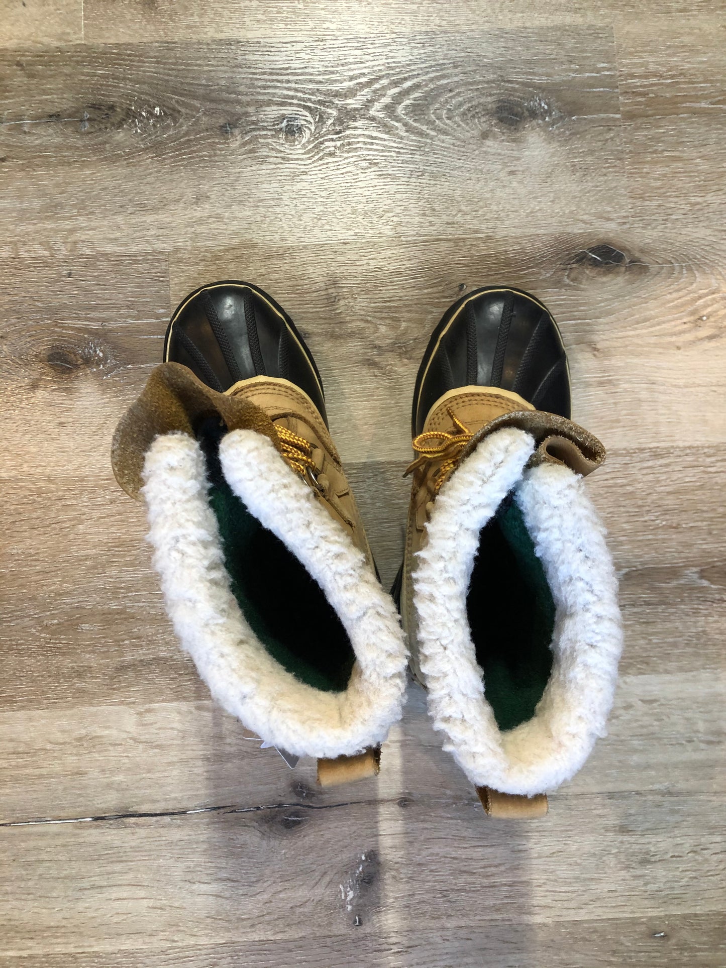 Sorel Caribou storm boots with wool insulation lining, waterproof construction and rubber outsole.
Size 8 Womens
The uppers and soles are in excellent condition.