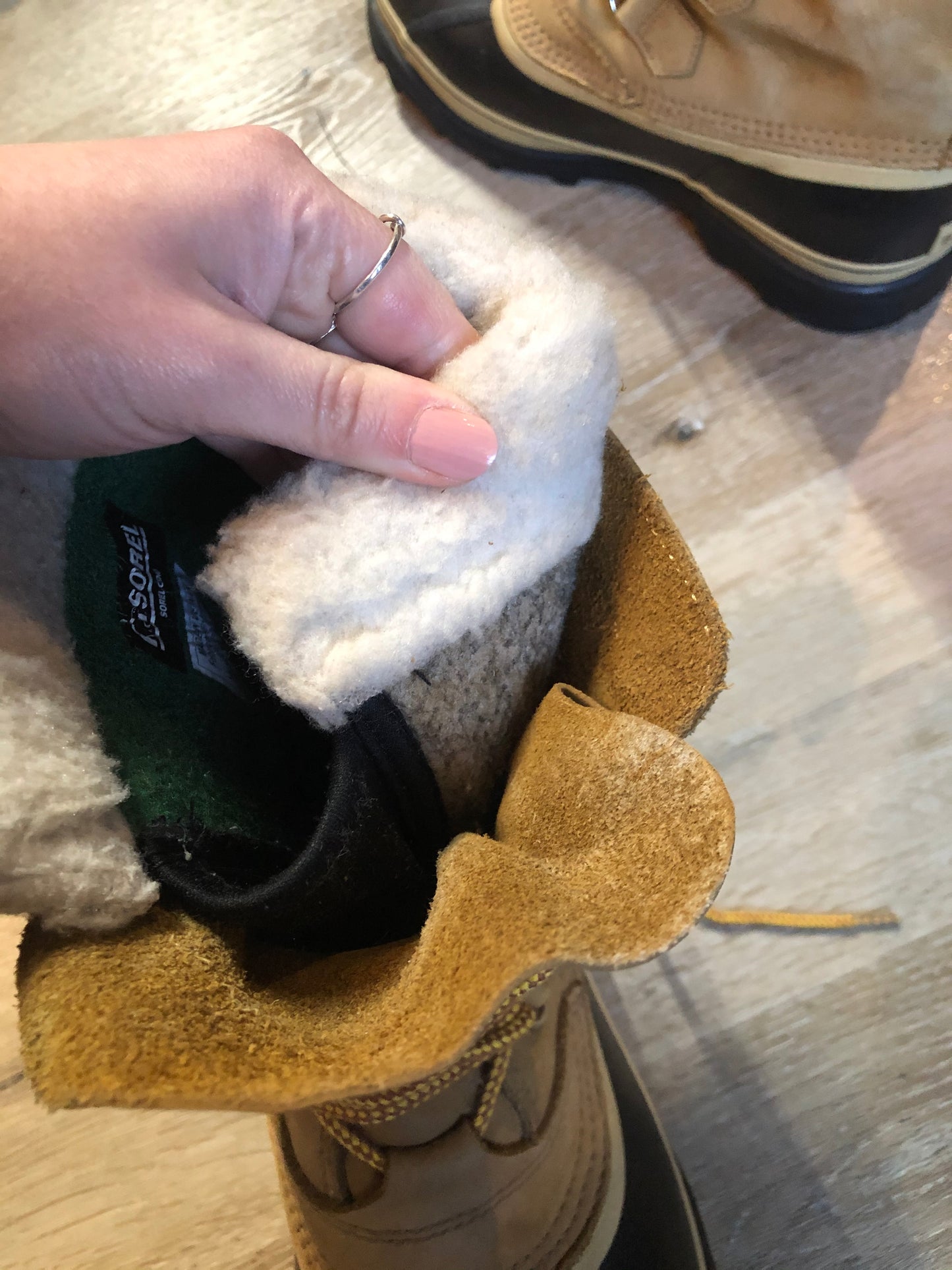 Sorel Caribou storm boots with wool insulation lining, waterproof construction and rubber outsole.
Size 8 Womens
The uppers and soles are in excellent condition.