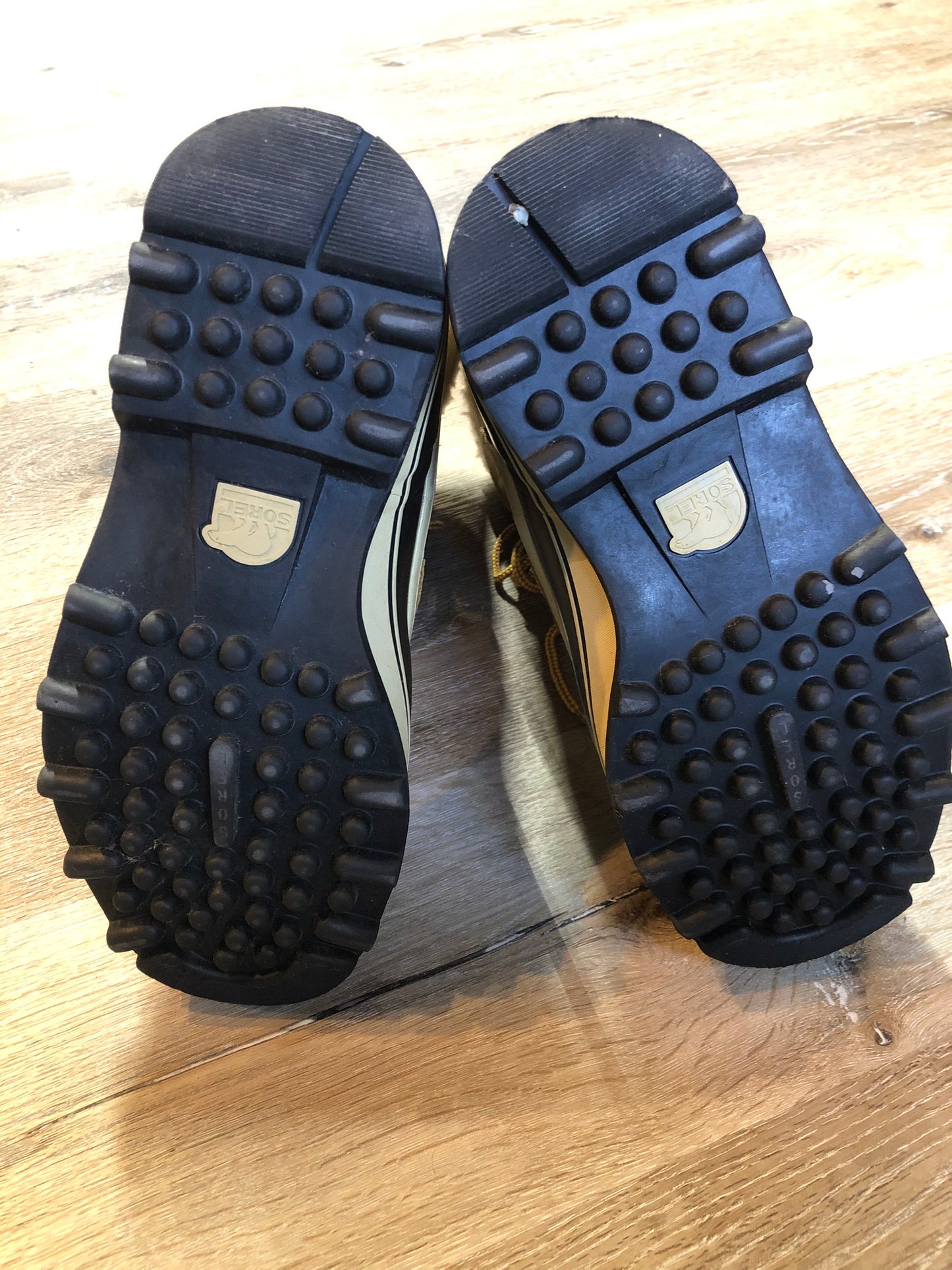 Sorel Caribou storm boots with wool insulation lining, waterproof construction and rubber outsole.
Size 8 Womens
The uppers and soles are in excellent condition.