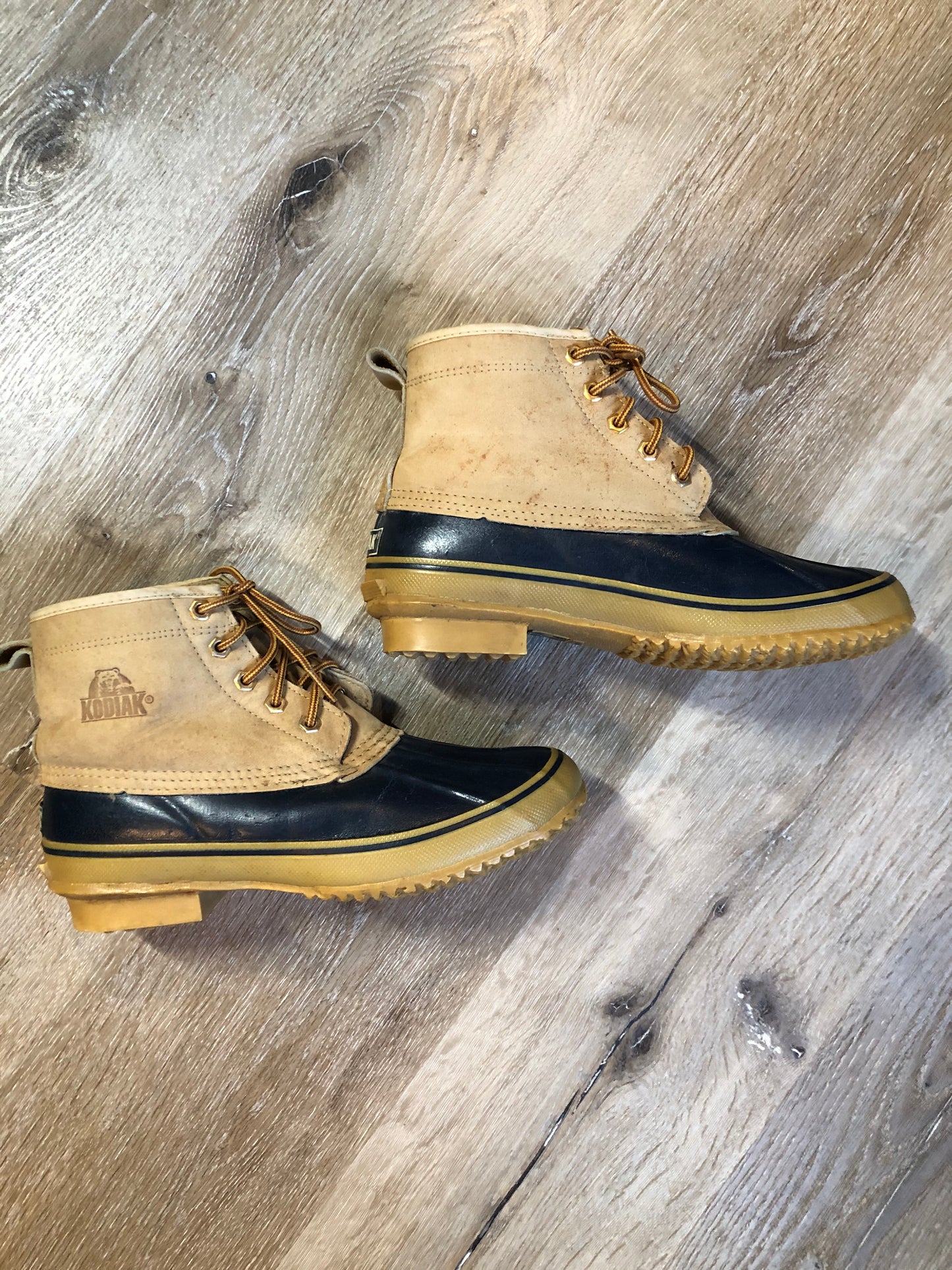 Vintage Kodiak five eyelet lace up Goose Boots with suede upper and rubber outsole, wool lining and a steel shank for foot protection.
Size 9 Mens
The uppers and soles are in excellent condition.