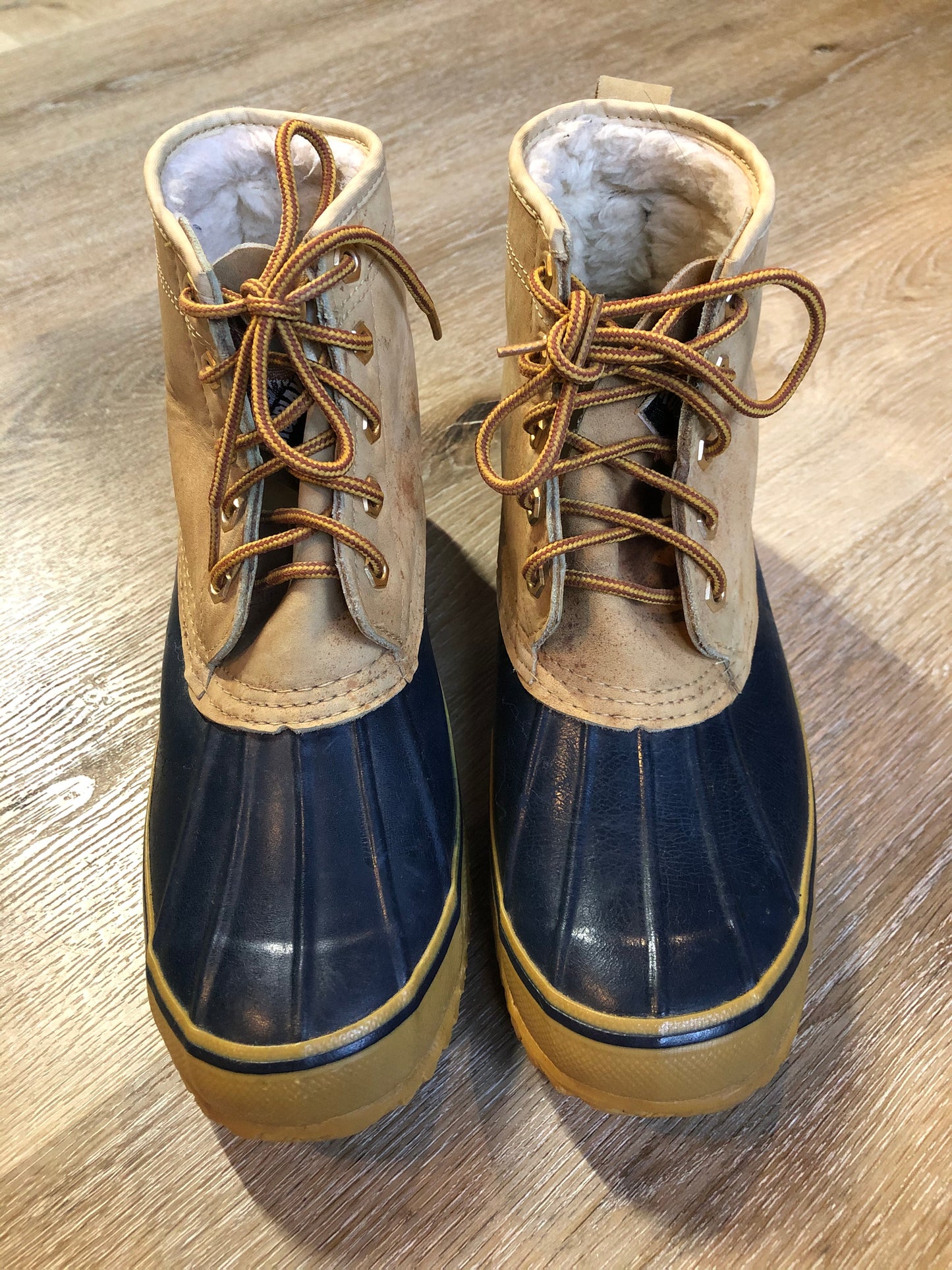 Vintage Kodiak five eyelet lace up Goose Boots with suede upper and rubber outsole, wool lining and a steel shank for foot protection.
Size 9 Mens
The uppers and soles are in excellent condition.