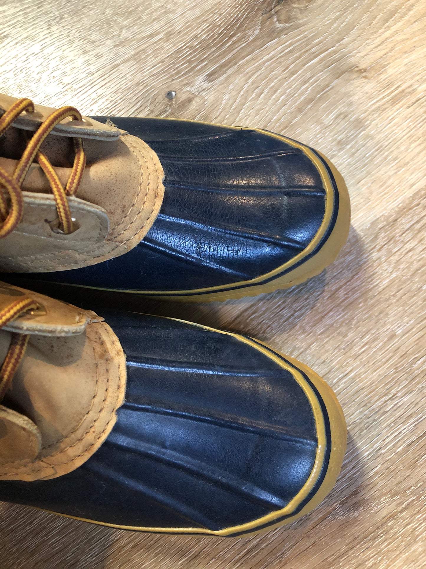 Vintage Kodiak five eyelet lace up Goose Boots with suede upper and rubber outsole, wool lining and a steel shank for foot protection.
Size 9 Mens
The uppers and soles are in excellent condition.