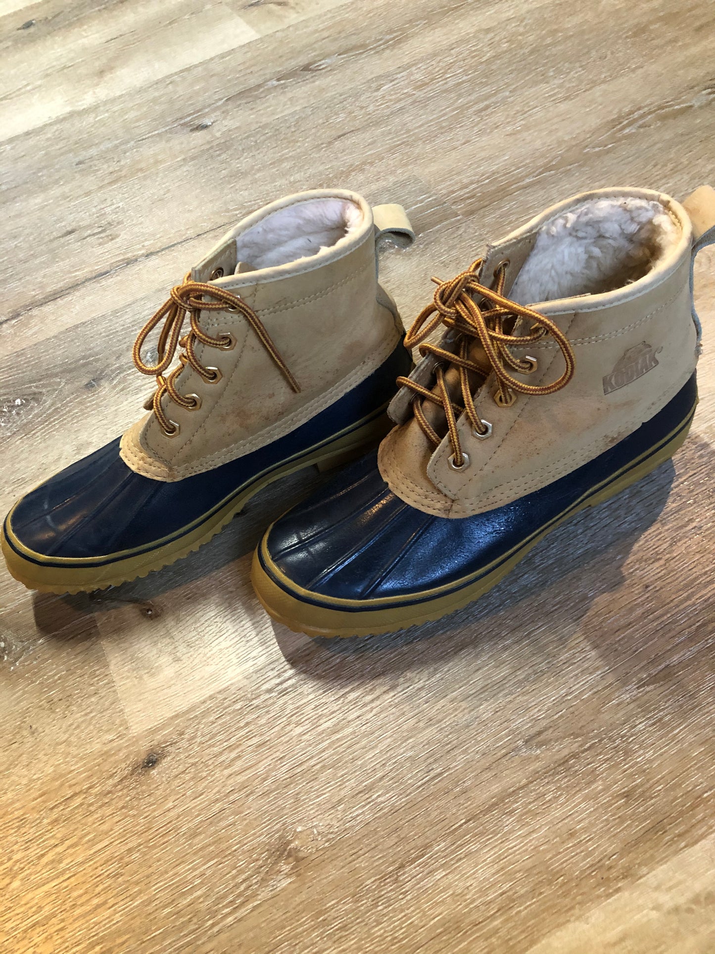 Vintage Kodiak five eyelet lace up Goose Boots with suede upper and rubber outsole, wool lining and a steel shank for foot protection.
Size 9 Mens
The uppers and soles are in excellent condition.