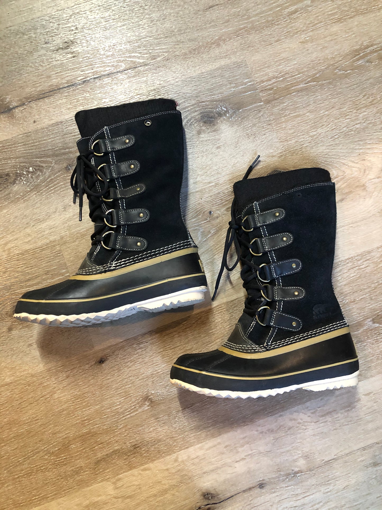 Sorel five eyelet lace up winter storm boots with sheepskin upper, warm recycled polyester blend lining and rubber outsole.
Size 6 US womens
The uppers and soles are in excellent condition.