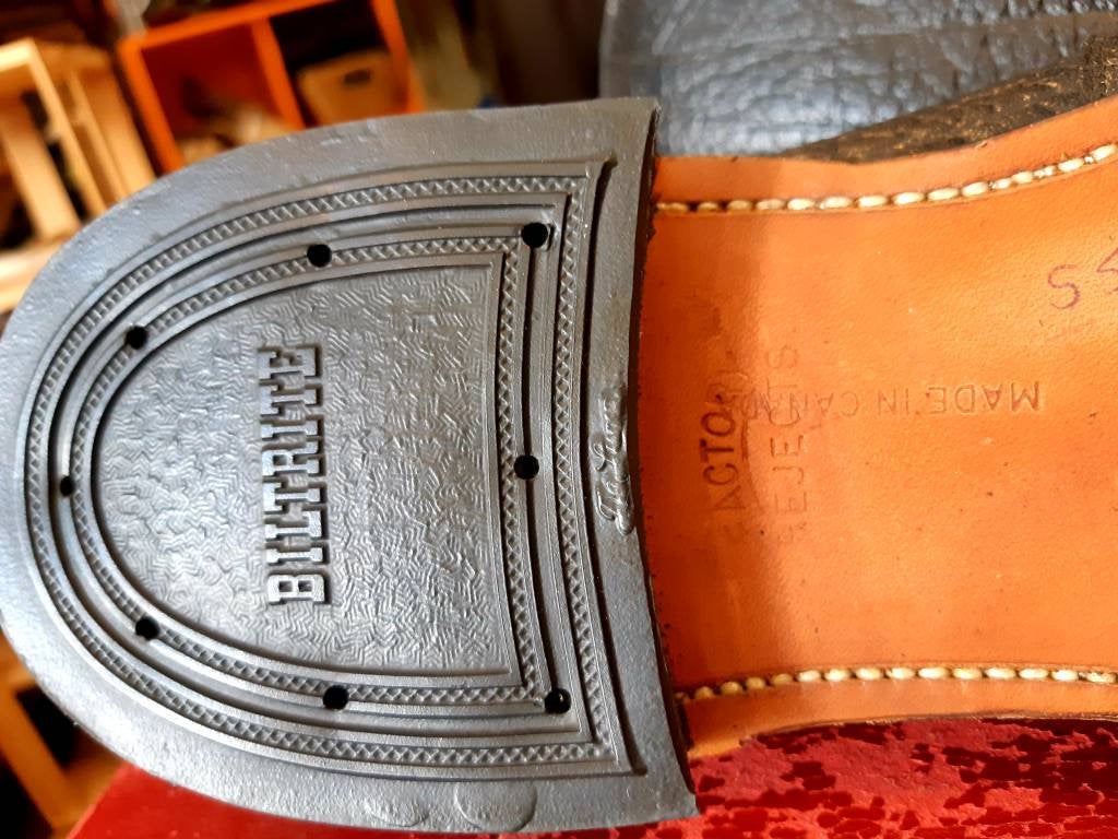 Kingspier Vintage - These gorgeous camel leather shoes are genuine deadstock. Made in Canada.