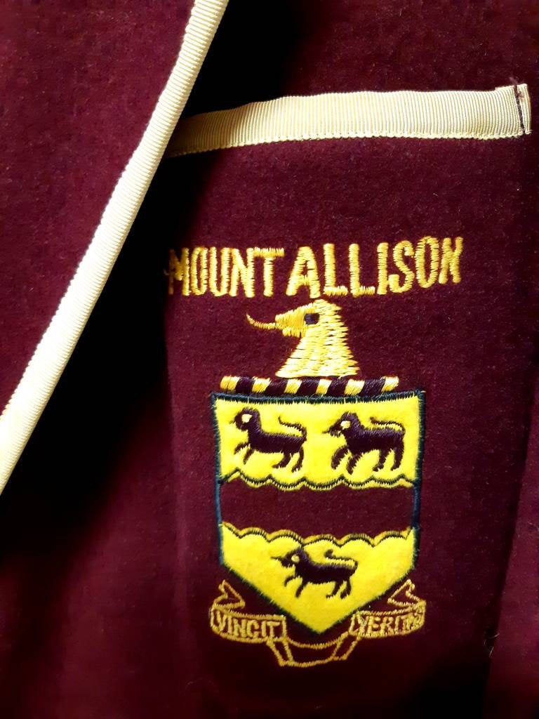 Kingspier Vintage - <p>This beautiful varsity blazer is in pristine condition. <br>
The rich garnet and gold colours are as intense now as they were when this blazer was tailored. Please see last image for dimensions.</p>
