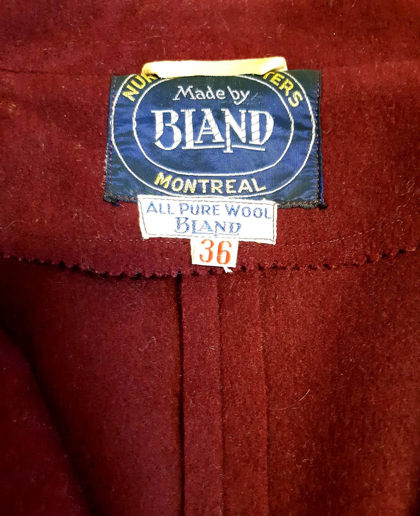 Kingspier Vintage - <p>This beautiful varsity blazer is in pristine condition. <br>
The rich garnet and gold colours are as intense now as they were when this blazer was tailored. Please see last image for dimensions.</p>