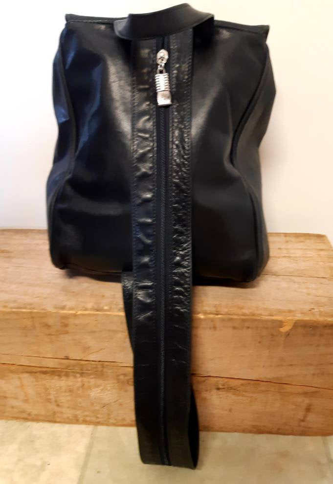 Kingspier Vintage - <p>Supple lambskin bag with convertible zipper strap<br>
The leather and lining are in excellent condition with no evidence of wear.<br>
There is a zippered inner pocket and 2 main sections.</p>