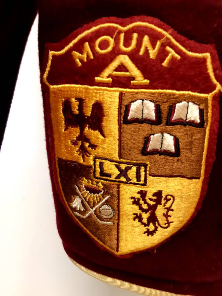 Kingspier Vintage - <p>This beautiful varsity blazer is in pristine condition. <br>
The rich garnet and gold colours are as intense now as they were when this blazer was tailored. Please see last image for dimensions.</p>