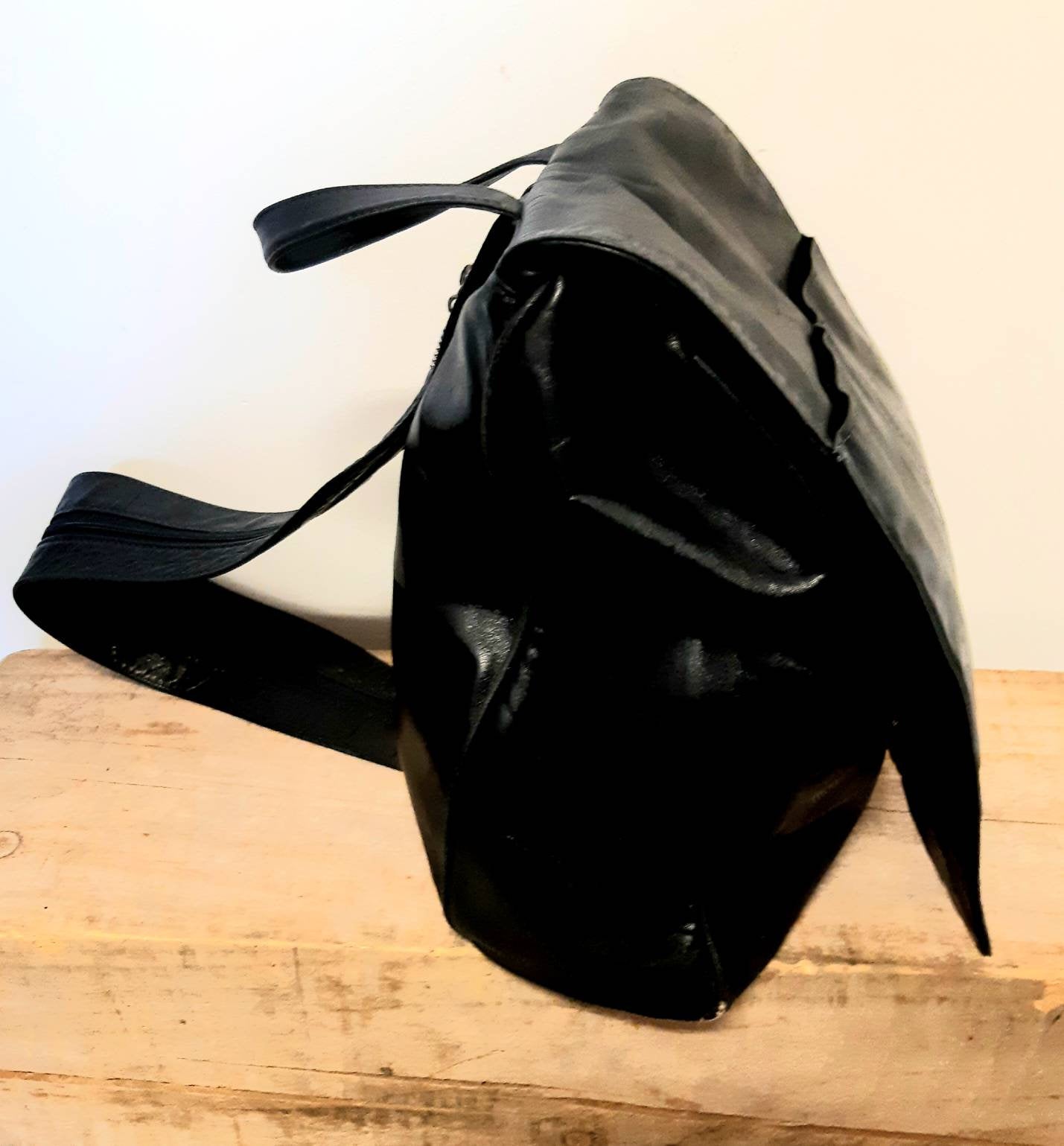 Kingspier Vintage - <p>Supple lambskin bag with convertible zipper strap<br>
The leather and lining are in excellent condition with no evidence of wear.<br>
There is a zippered inner pocket and 2 main sections.</p>