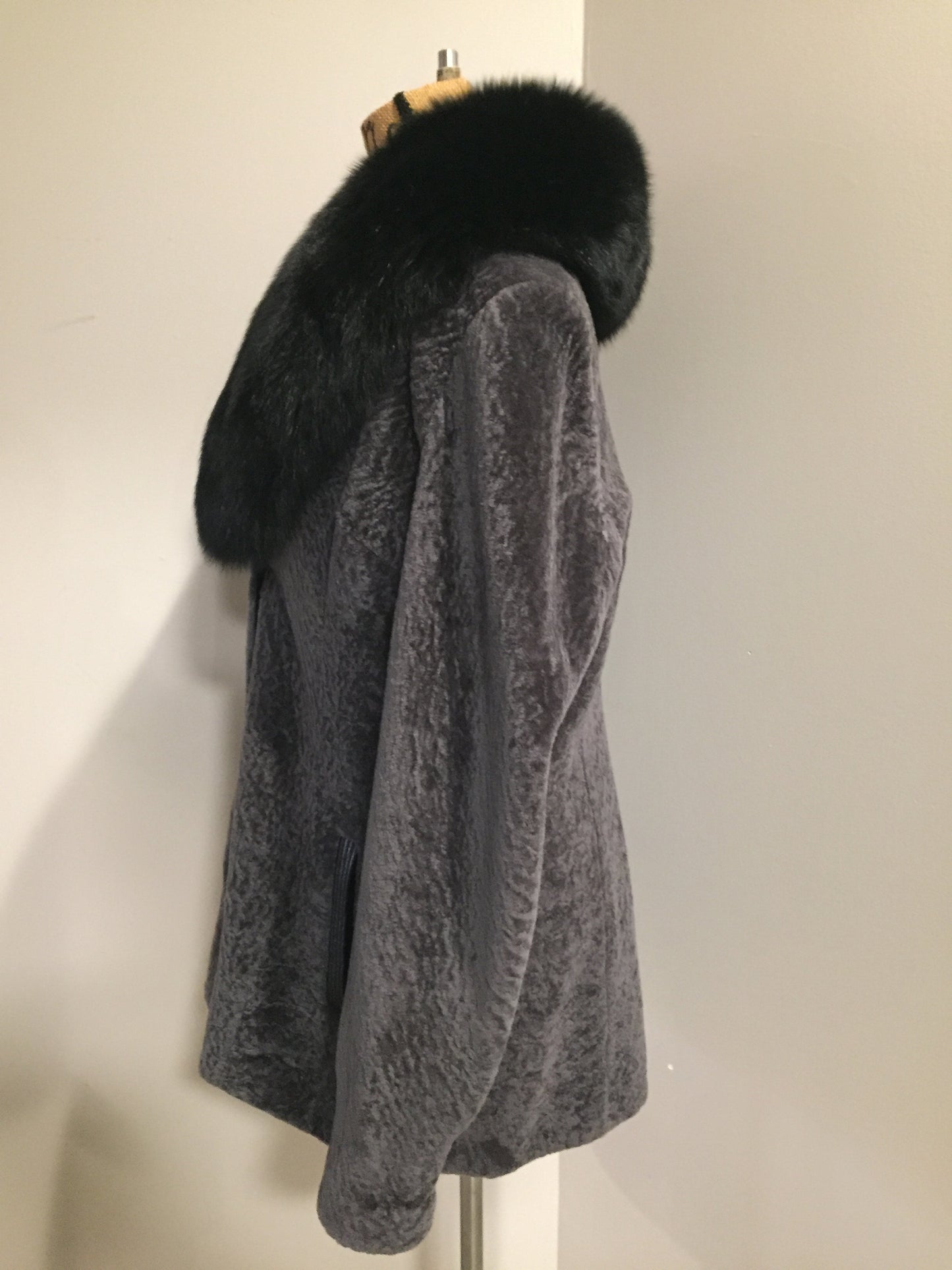 Kingspier Vintage - <p>This unusual mottled grey shearling 3/4 jacket is velvetty and supple. <br> The finish is silky and soft and the satin lining is a dramatic print of stylized wild animal hide designs.<br> The rich black long haired shawl collar lends a sophisticated compliment to the subtle grey palette of the jacket and the fine leather detail trims.</p>
<p>This piece is in gorgeous as new condition.</p>