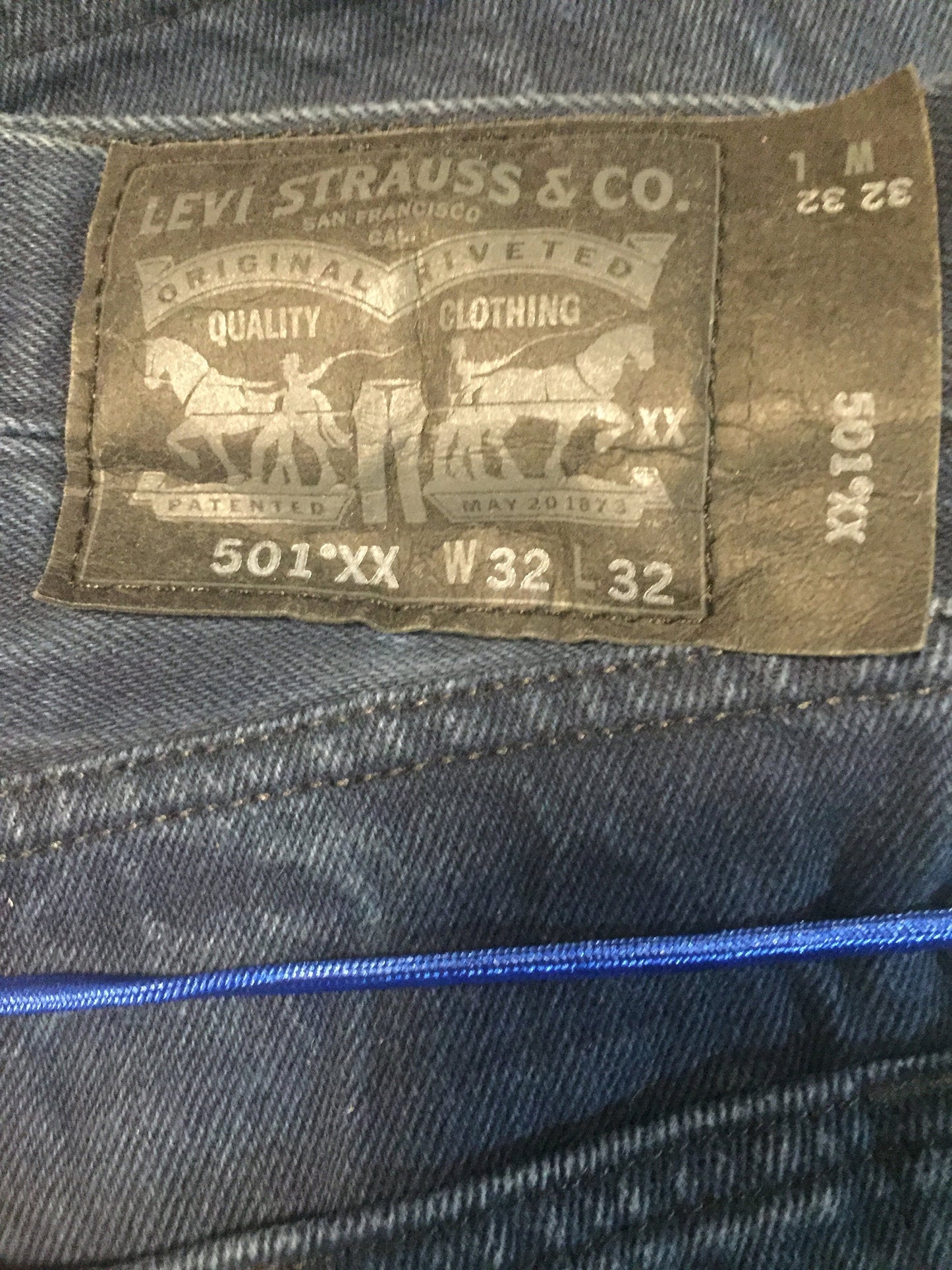 Kingspier Vintage - Classic vintage Levi's 501 button fly.
Made in Mexico. 32"x32"
Altered hem 29 1/2"
Excellent condition
Gently broken in