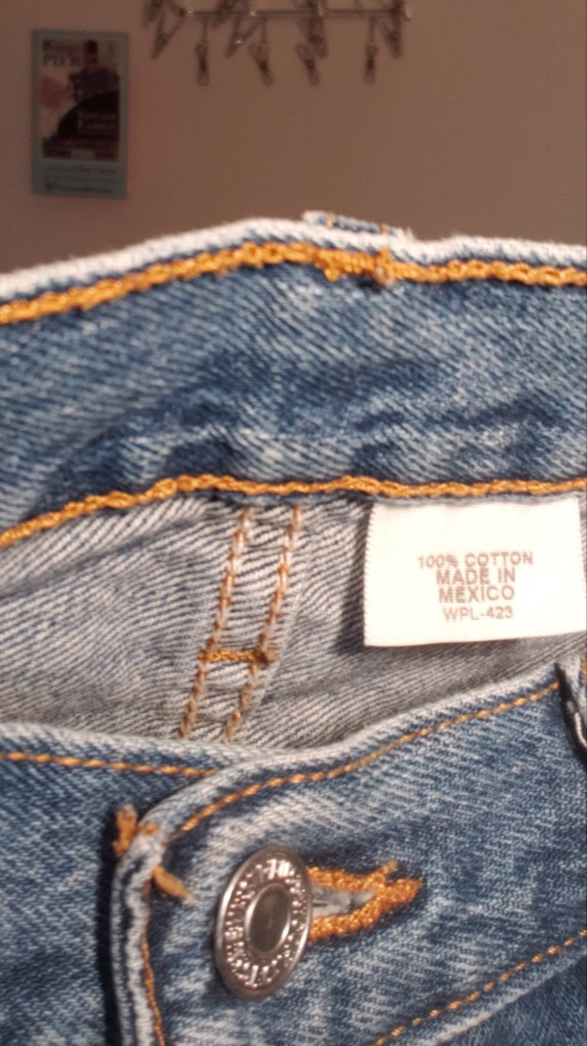 Kingspier Vintage - Classic vintage Levi's 501 button fly.
32"x30"
Measures 33" x 30"
Excellent condition
Gently broken in.
Made in Mexico.