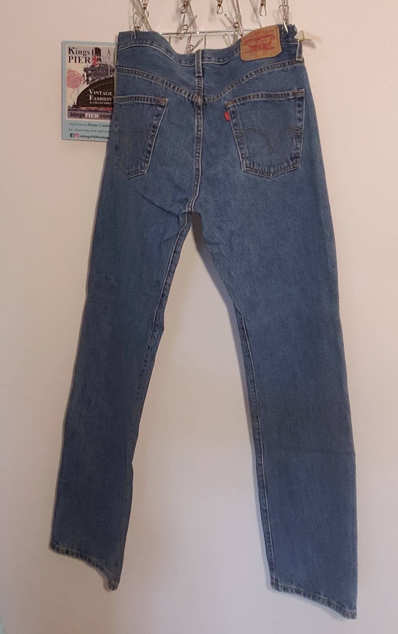 Kingspier Vintage - Classic vintage Levi's 501 button fly.
32"x30"
Measures 33" x 30"
Excellent condition
Gently broken in.
Made in Mexico.
