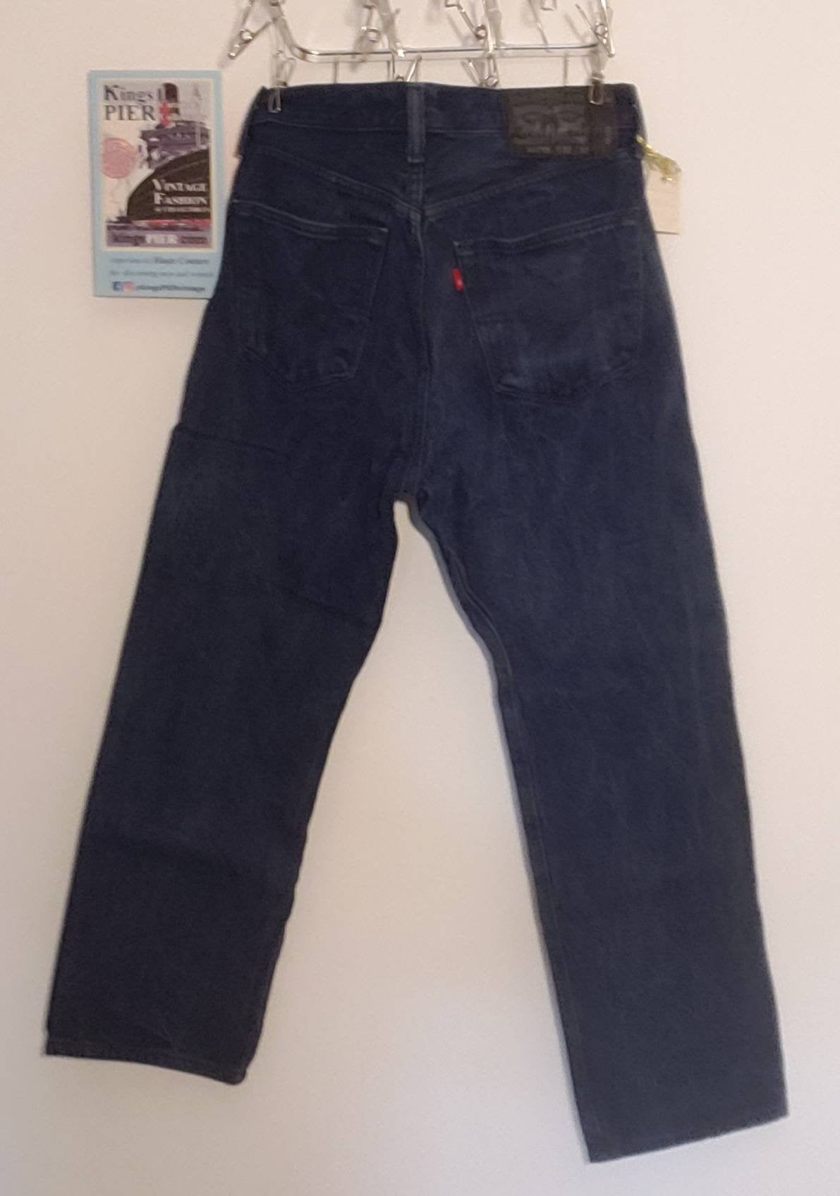 Kingspier Vintage - Classic vintage Levi's 501 button fly.
Made in Mexico. 32"x32"
Altered hem 29 1/2"
Excellent condition
Gently broken in
