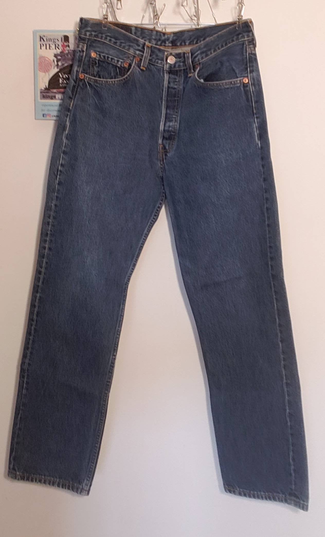 Kingspier Vintage - Classic vintage Levi's 501 button fly.
32"x30"
Measures 32"×29 1/2"
Excellent condition
Gently broken in.
Made in Canada.