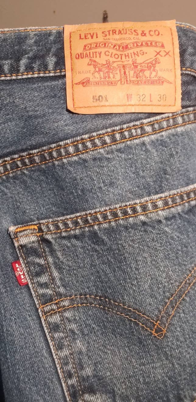 Kingspier Vintage - Classic vintage Levi's 501 button fly.
32"x30"
Measures 32"×29 1/2"
Excellent condition
Gently broken in.
Made in Canada.