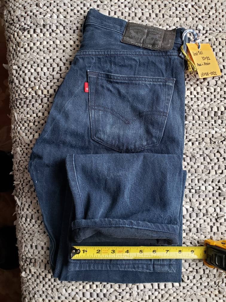 Kingspier Vintage - Classic vintage Levi's 501 button fly.
Made in Mexico. 32"x32"
Altered hem 29 1/2"
Excellent condition
Gently broken in
