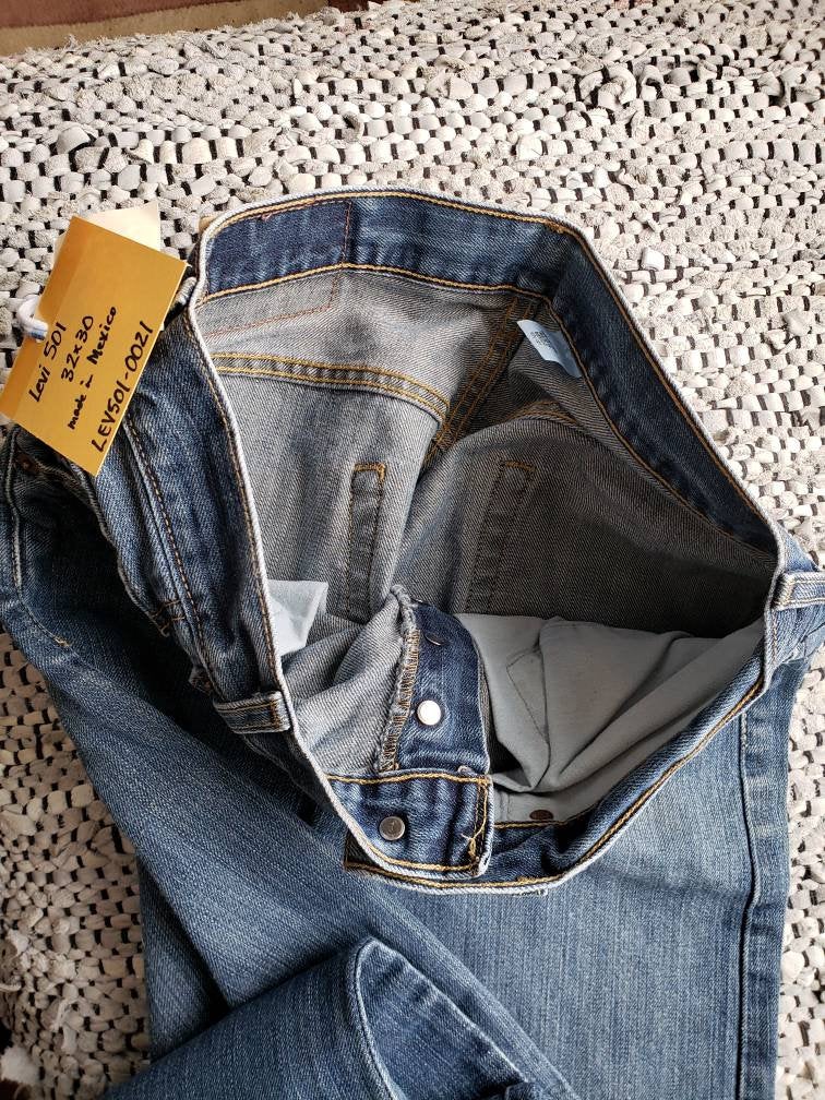 Kingspier Vintage - Classic vintage Levi's 501 button fly.
 32"x30" 
Measures 33" x 30"
Excellent condition
Gently broken in.
Made in Mexico.
