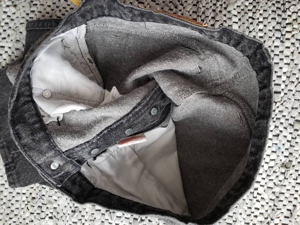 Kingspier Vintage - Classic vintage Levi's 501 button fly.
33"x32"
Excellent condition
Gently broken in.
Black rinse denim.
Made in Canada.