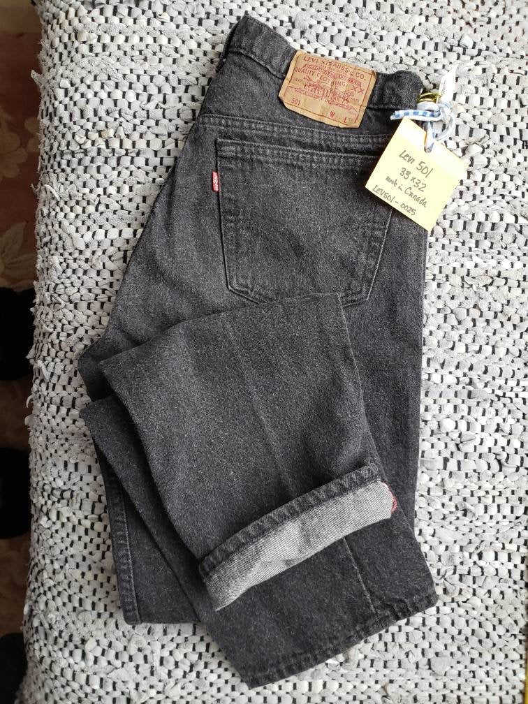 Kingspier Vintage - Classic vintage Levi's 501 button fly.
33"x32"
Excellent condition
Gently broken in.
Black rinse denim.
Made in Canada.